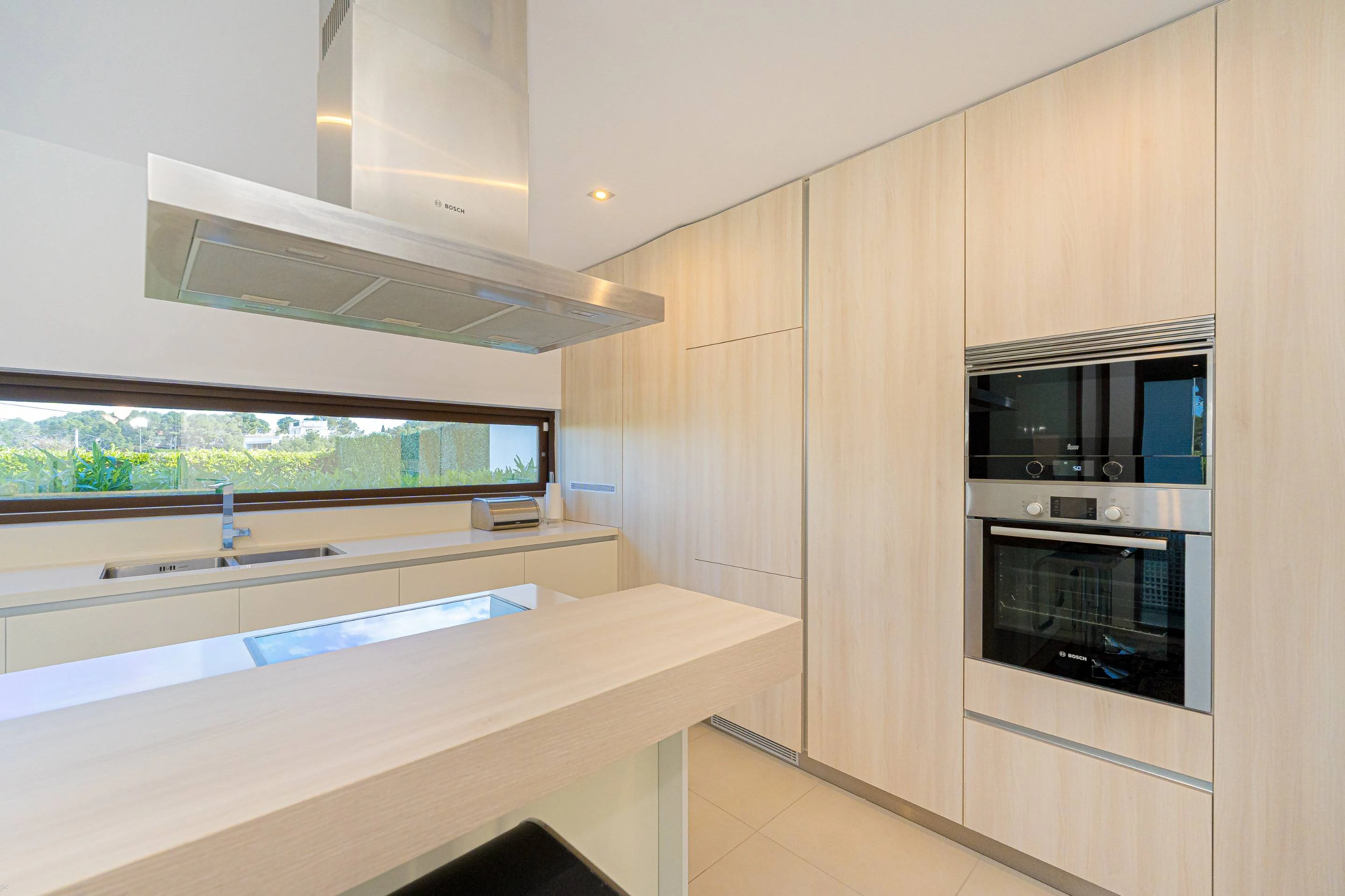 Villa Galera. Villa moderna en venta en Moraira con vistas al mar y a pocos pasos de la playa.