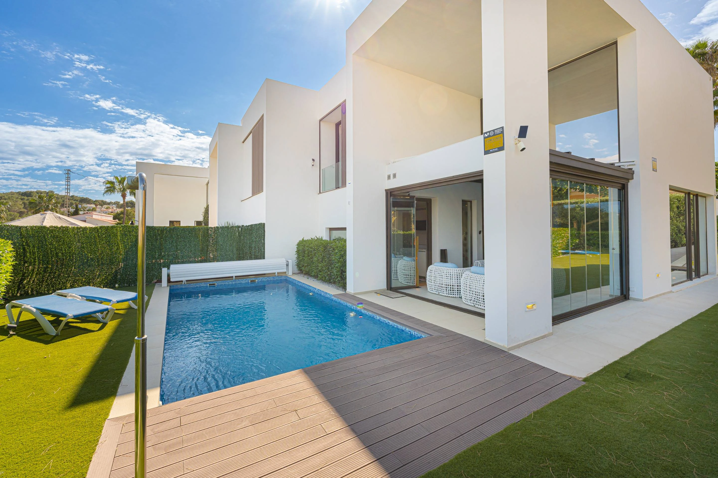 Villa Galera. Villa moderna en venta en Moraira con vistas al mar y a pocos pasos de la playa.