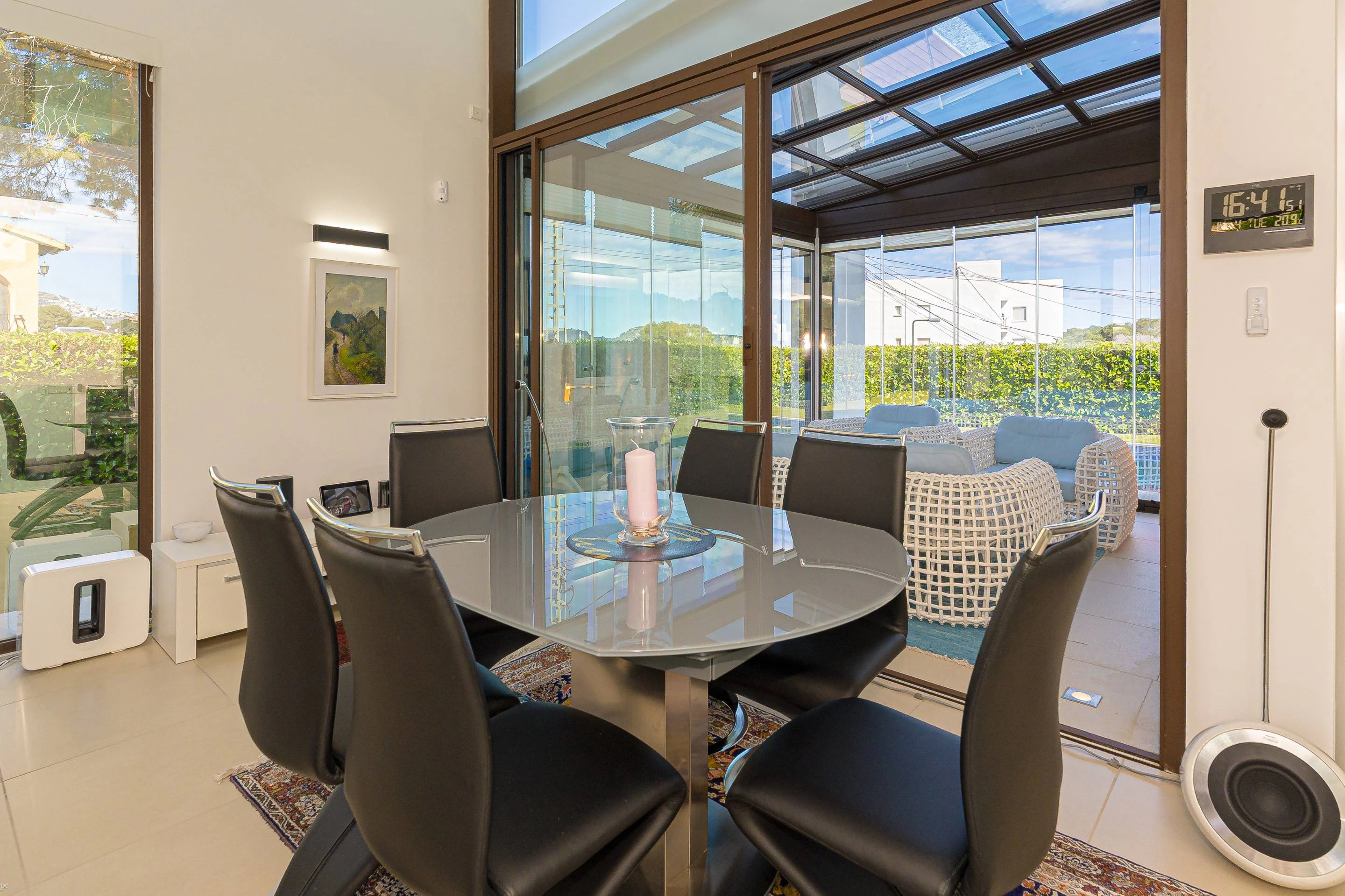 Villa Galera. Villa moderna en venta en Moraira con vistas al mar y a pocos pasos de la playa.