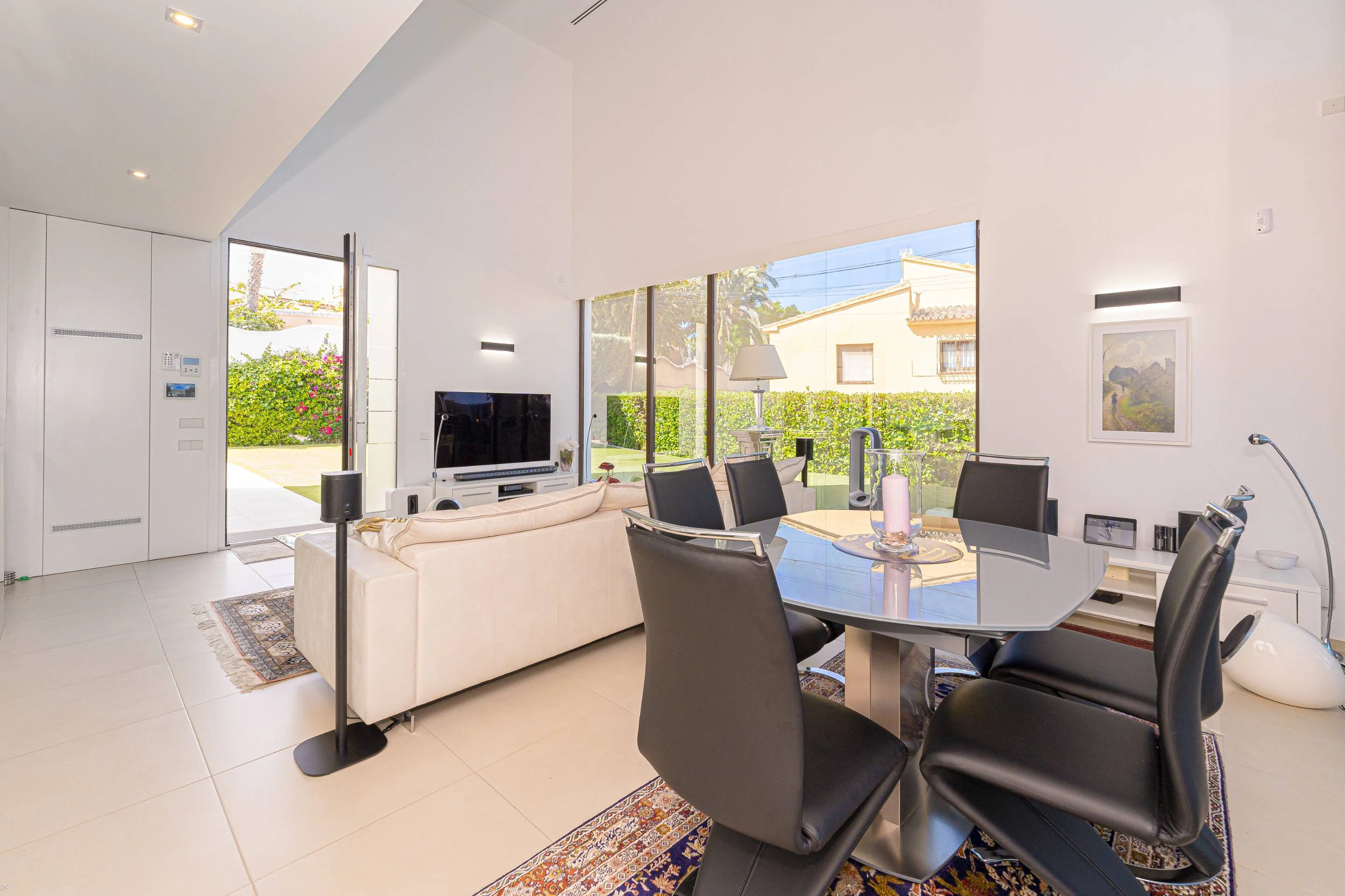 Villa Galera. Villa moderna en venta en Moraira con vistas al mar y a pocos pasos de la playa.