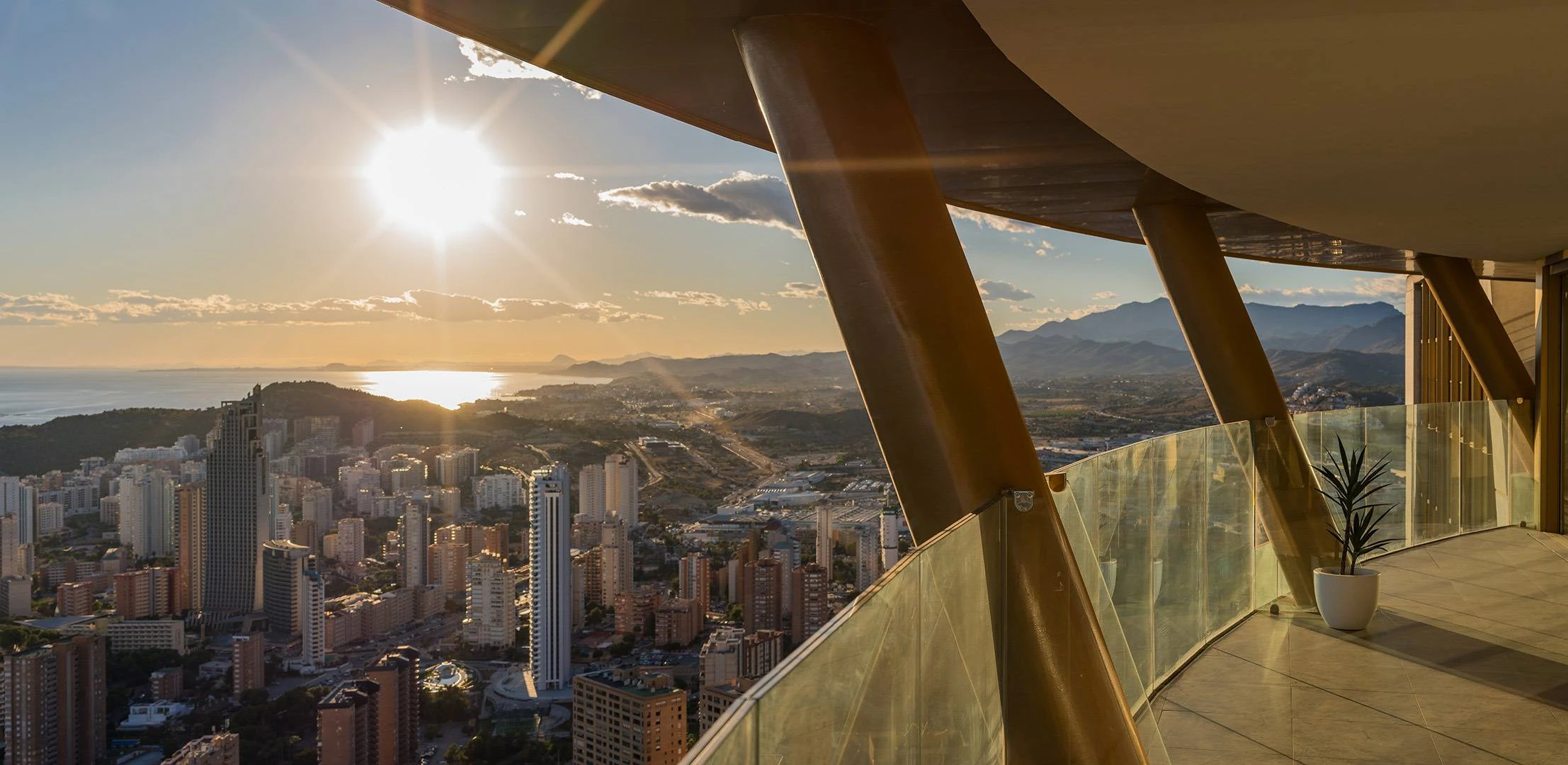 Emblematic luxury apartment in Benidorm - the tallest residencial building in Spain!