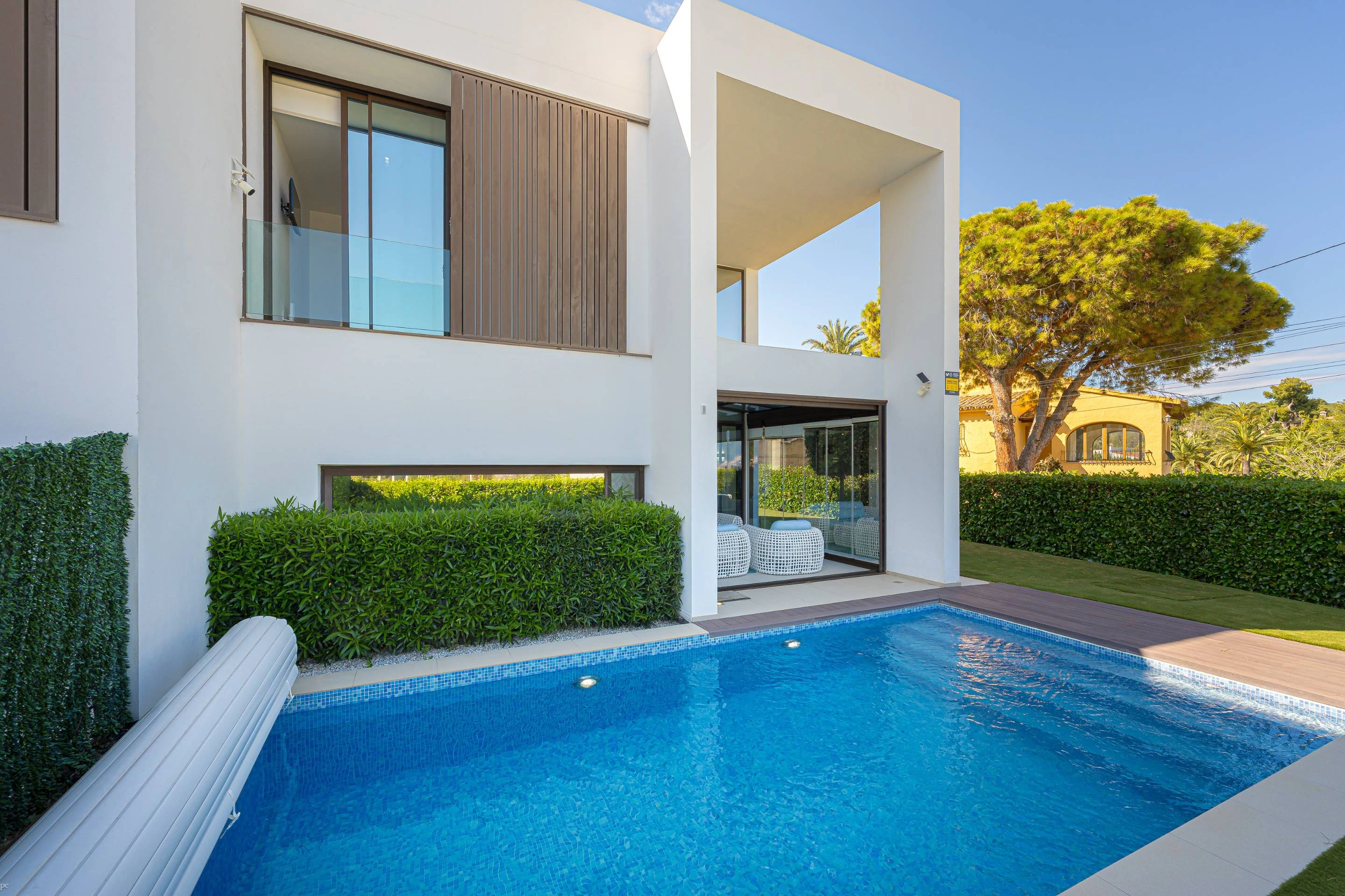 Villa Galera. Villa moderna en venta en Moraira con vistas al mar y a pocos pasos de la playa.