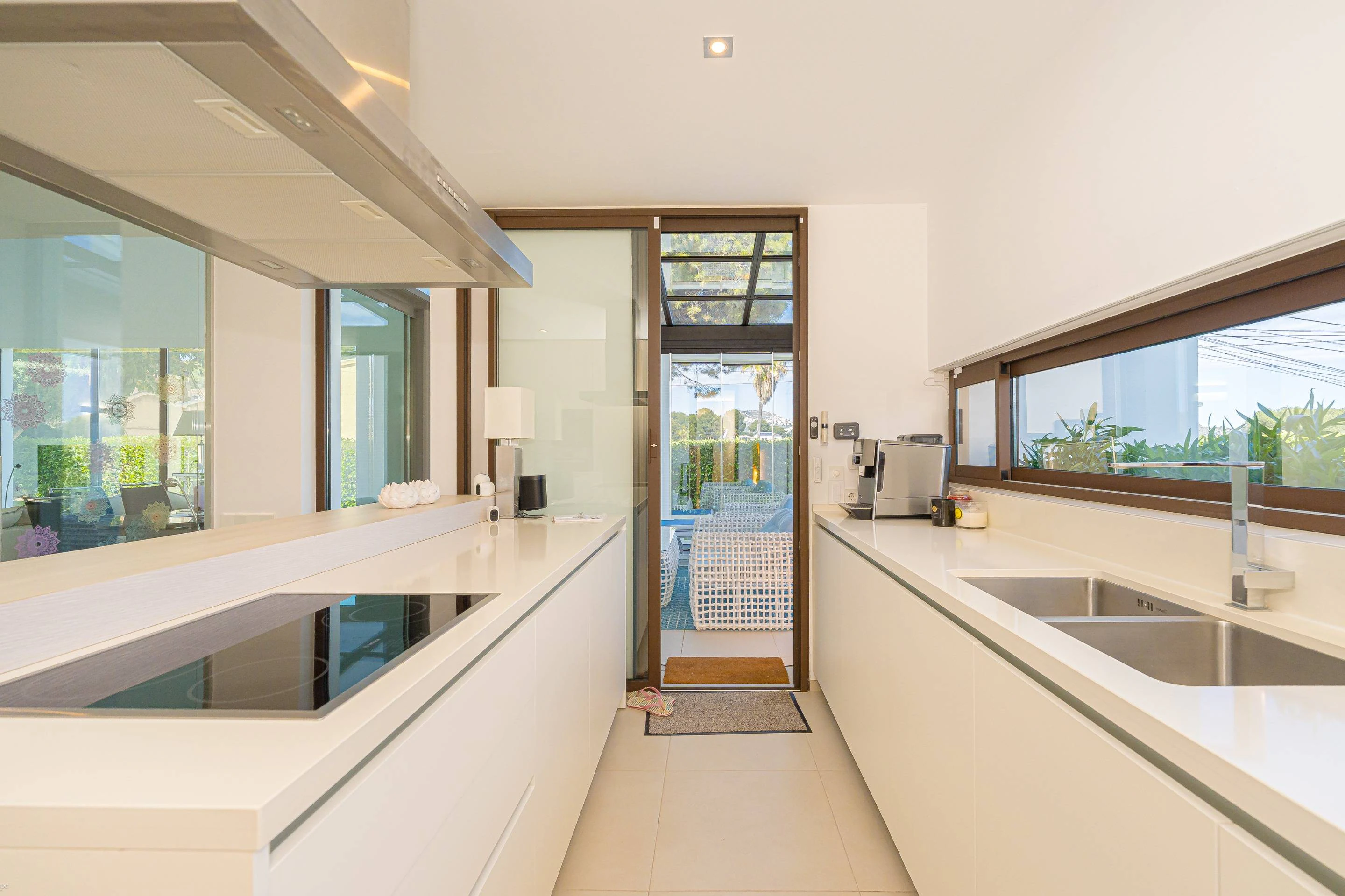 Villa Galera. Villa moderna en venta en Moraira con vistas al mar y a pocos pasos de la playa.