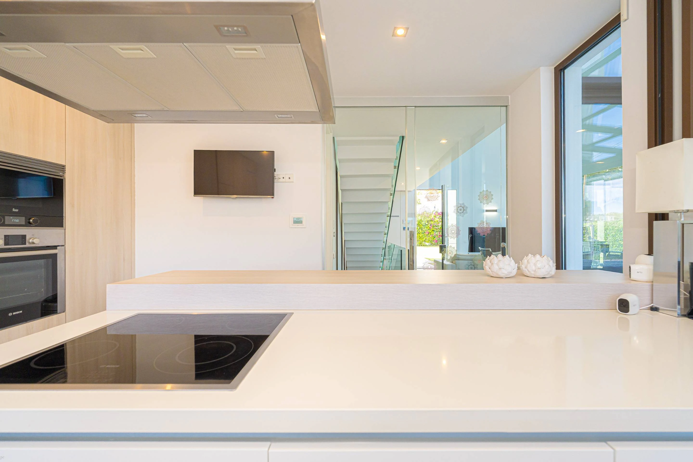 Villa Galera. Villa moderna en venta en Moraira con vistas al mar y a pocos pasos de la playa.