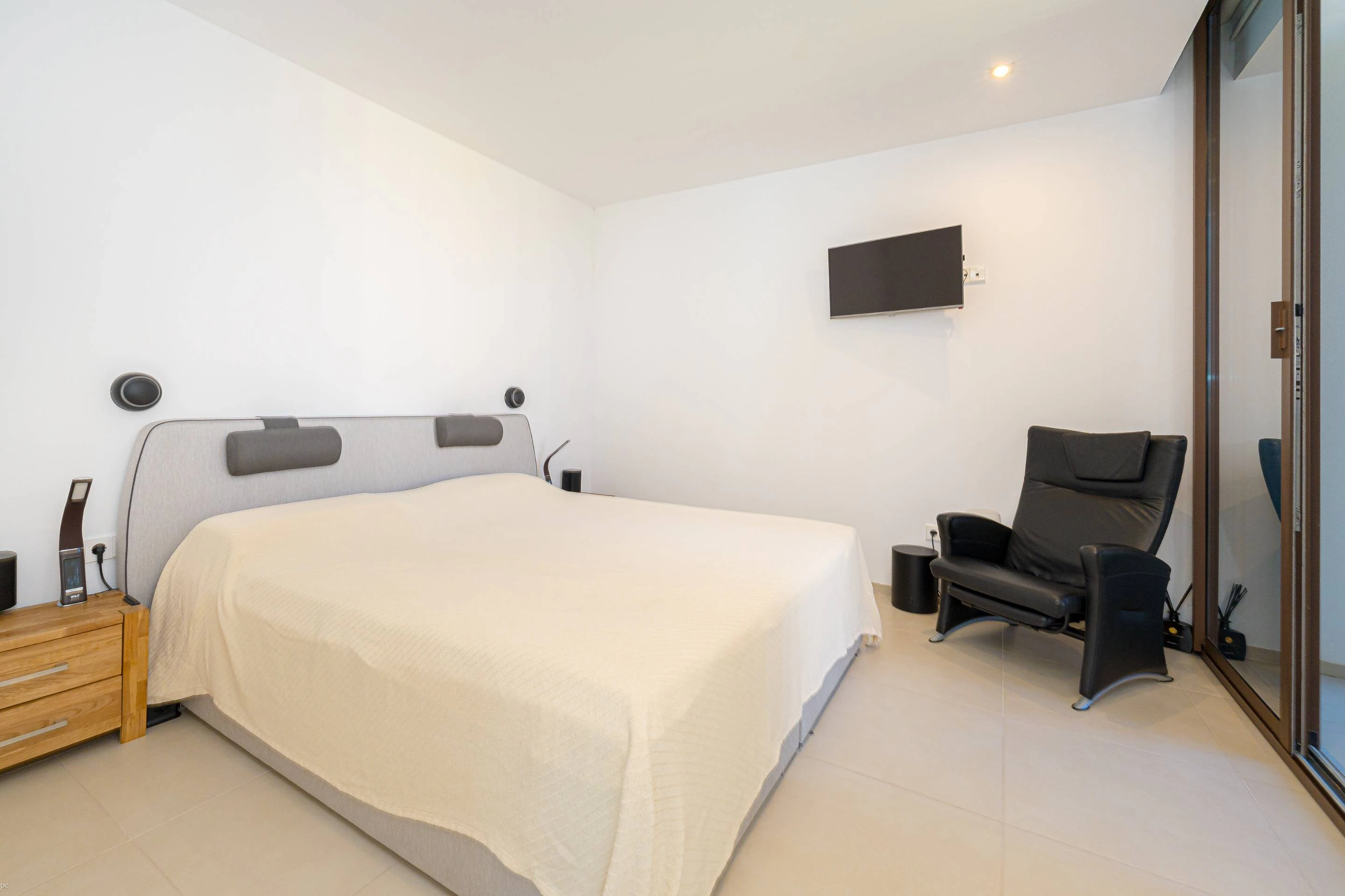 Villa Galera. Villa moderna en venta en Moraira con vistas al mar y a pocos pasos de la playa.