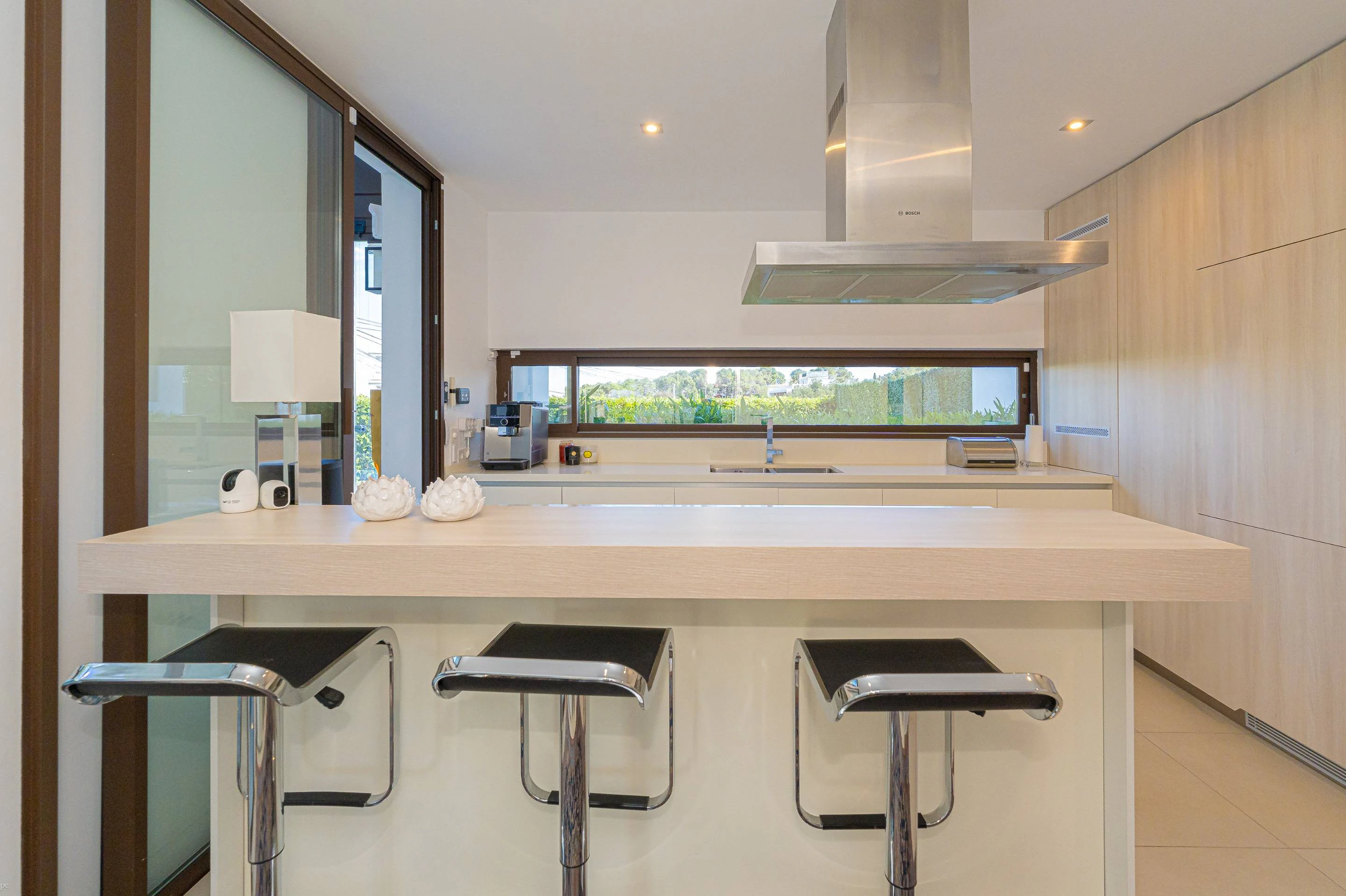 Villa Galera. Villa moderna en venta en Moraira con vistas al mar y a pocos pasos de la playa.