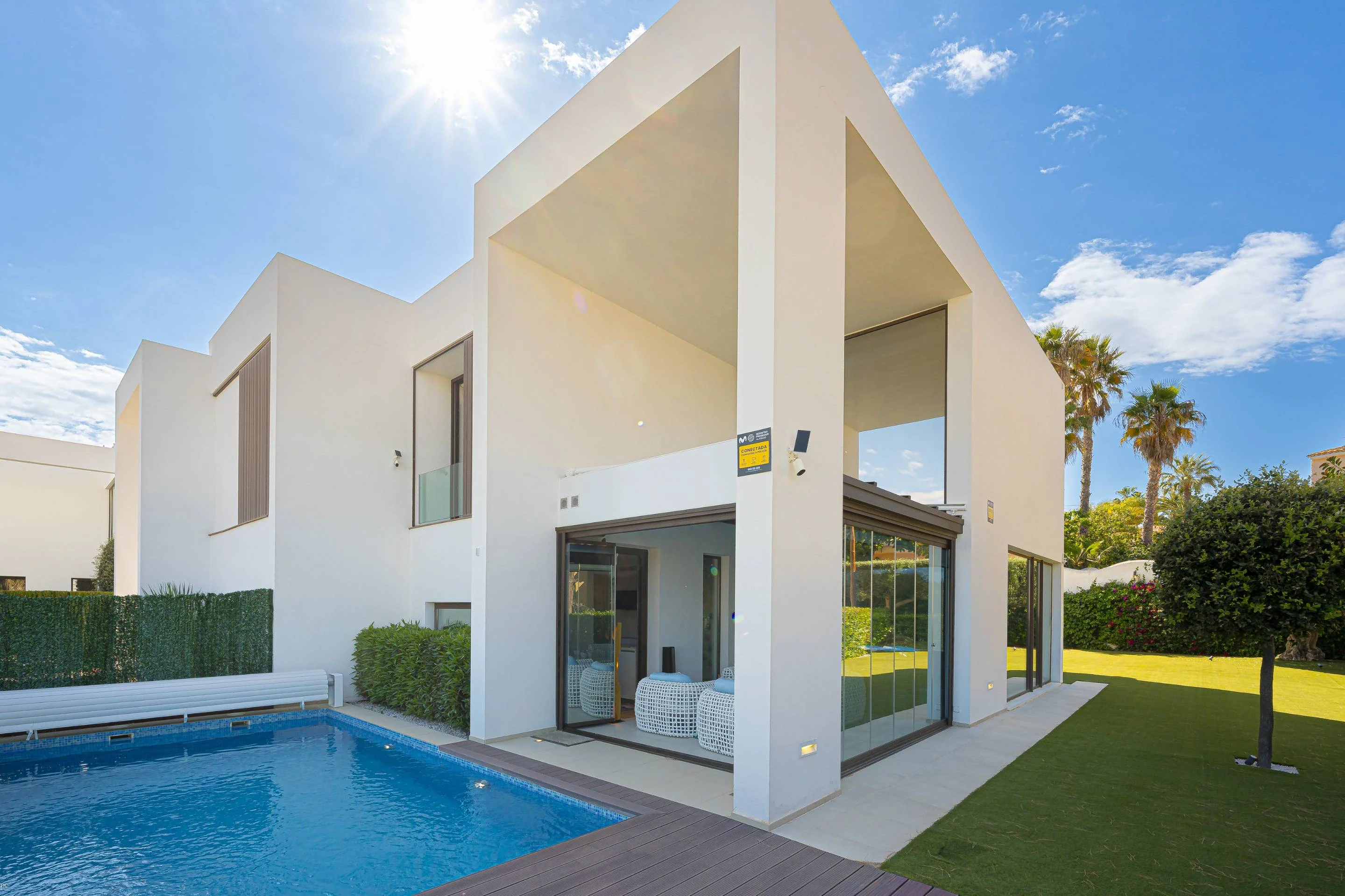 Villa Galera. Villa moderna en venta en Moraira con vistas al mar y a pocos pasos de la playa.