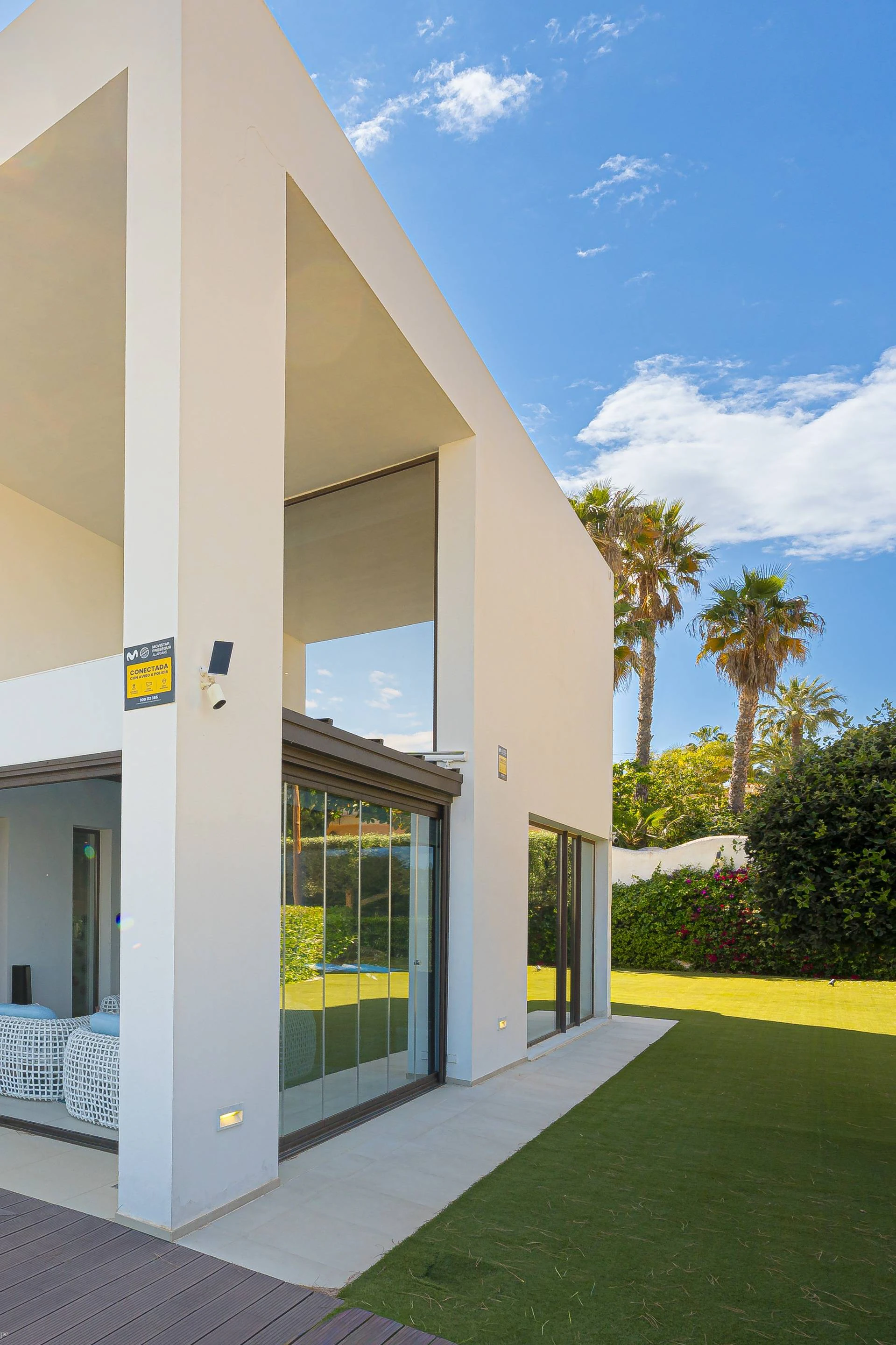 Villa Galera. Villa moderna en venta en Moraira con vistas al mar y a pocos pasos de la playa.