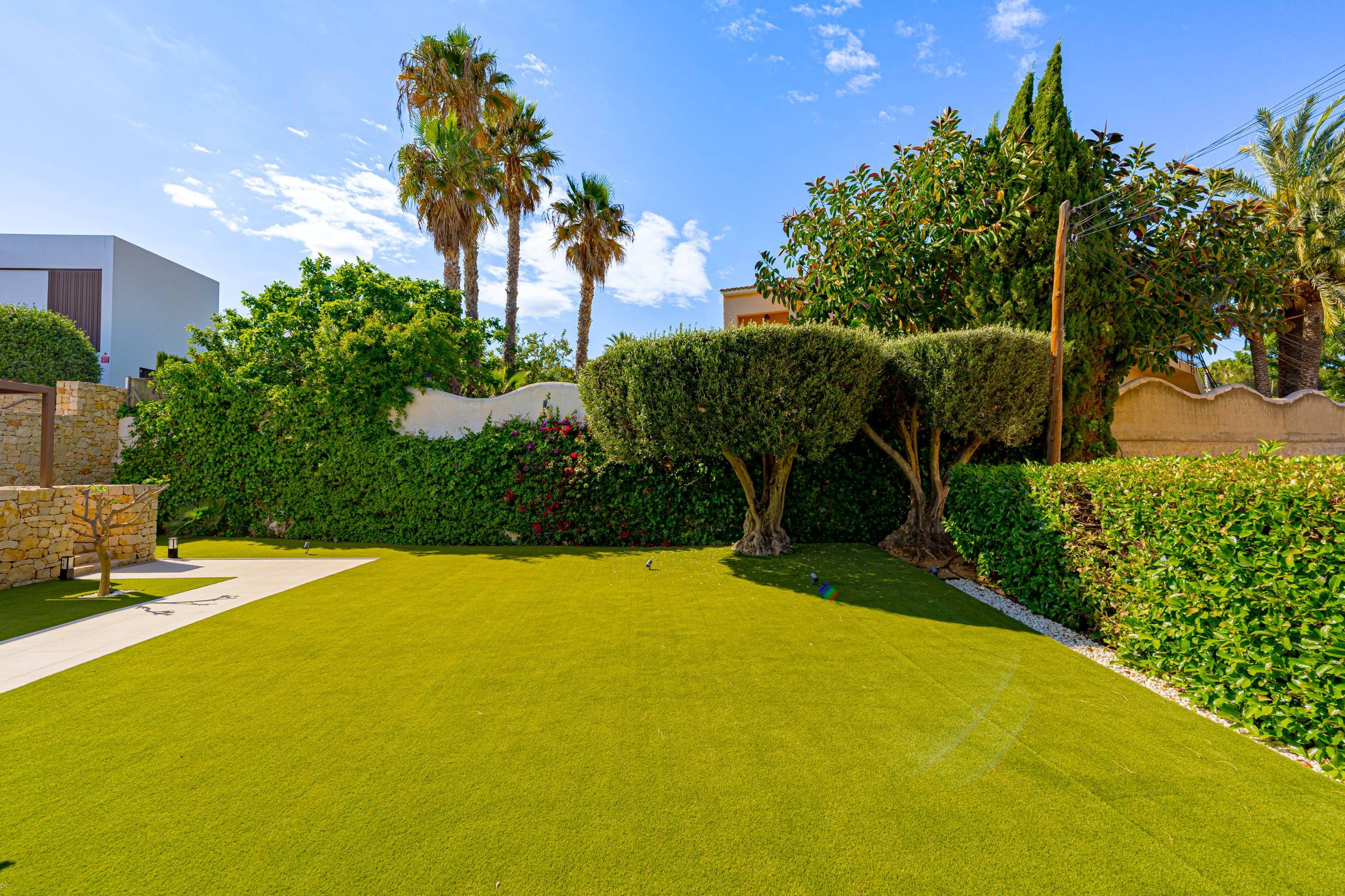 Villa Galera. Villa moderna en venta en Moraira con vistas al mar y a pocos pasos de la playa.