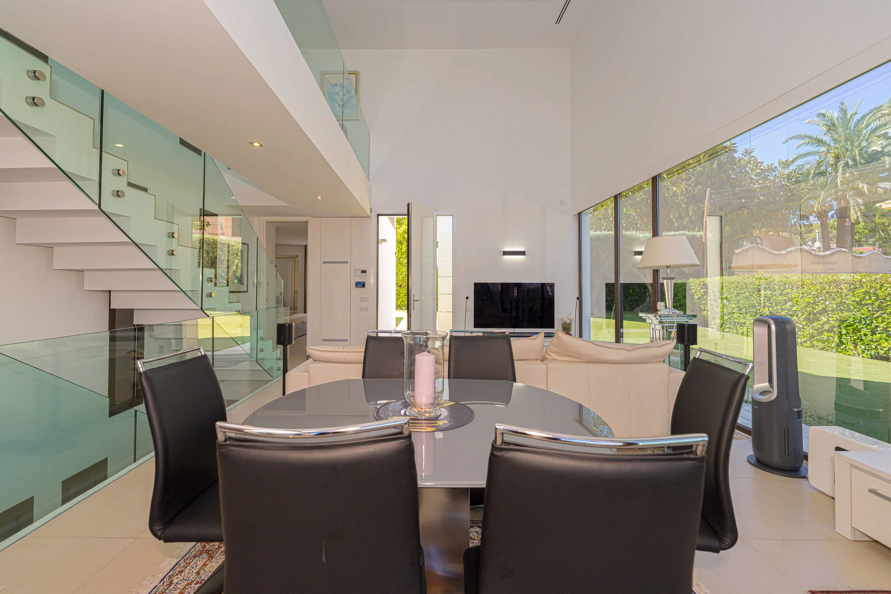 Villa Galera. Villa moderna en venta en Moraira con vistas al mar y a pocos pasos de la playa.