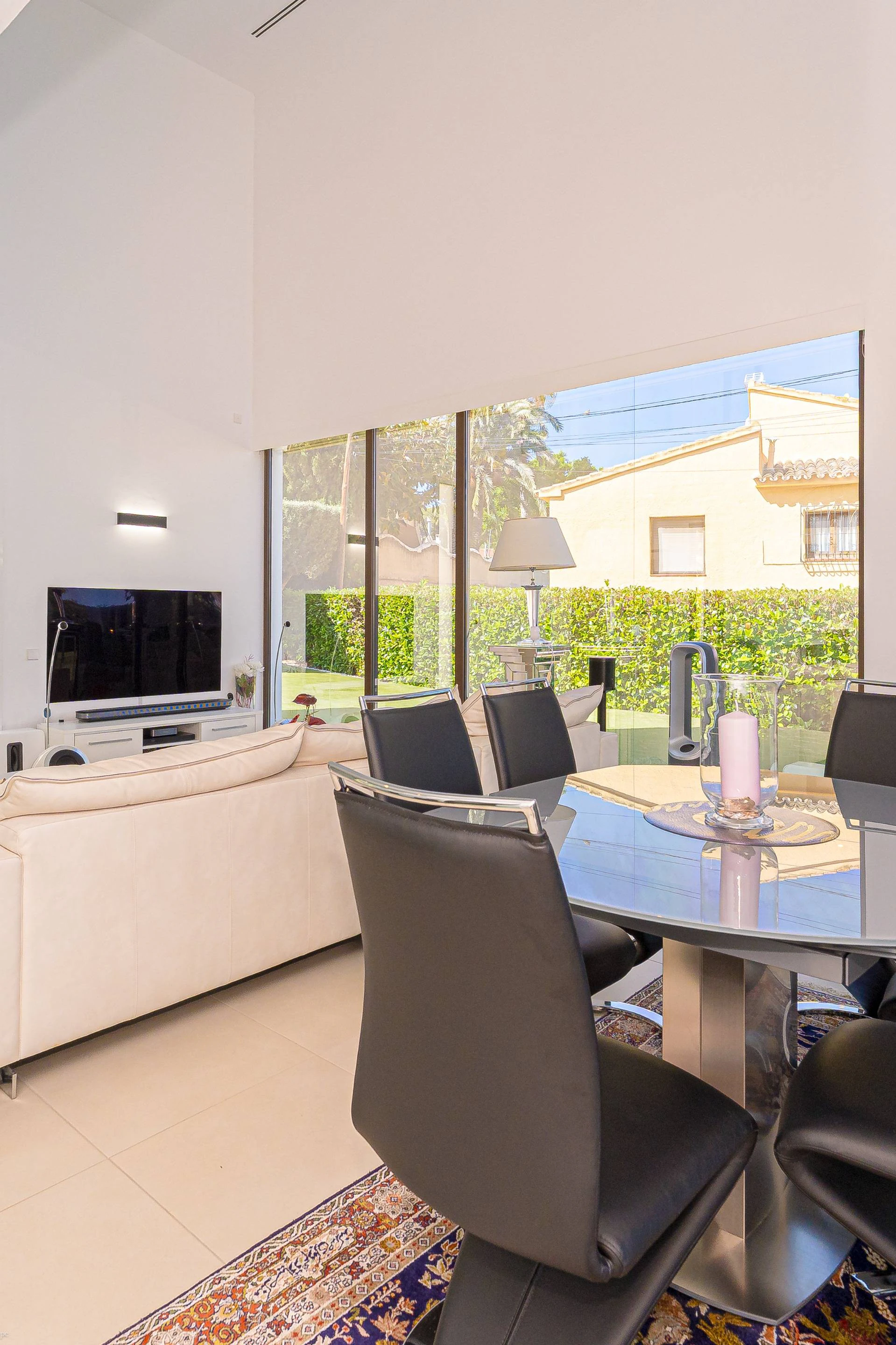 Villa Galera. Villa moderna en venta en Moraira con vistas al mar y a pocos pasos de la playa.