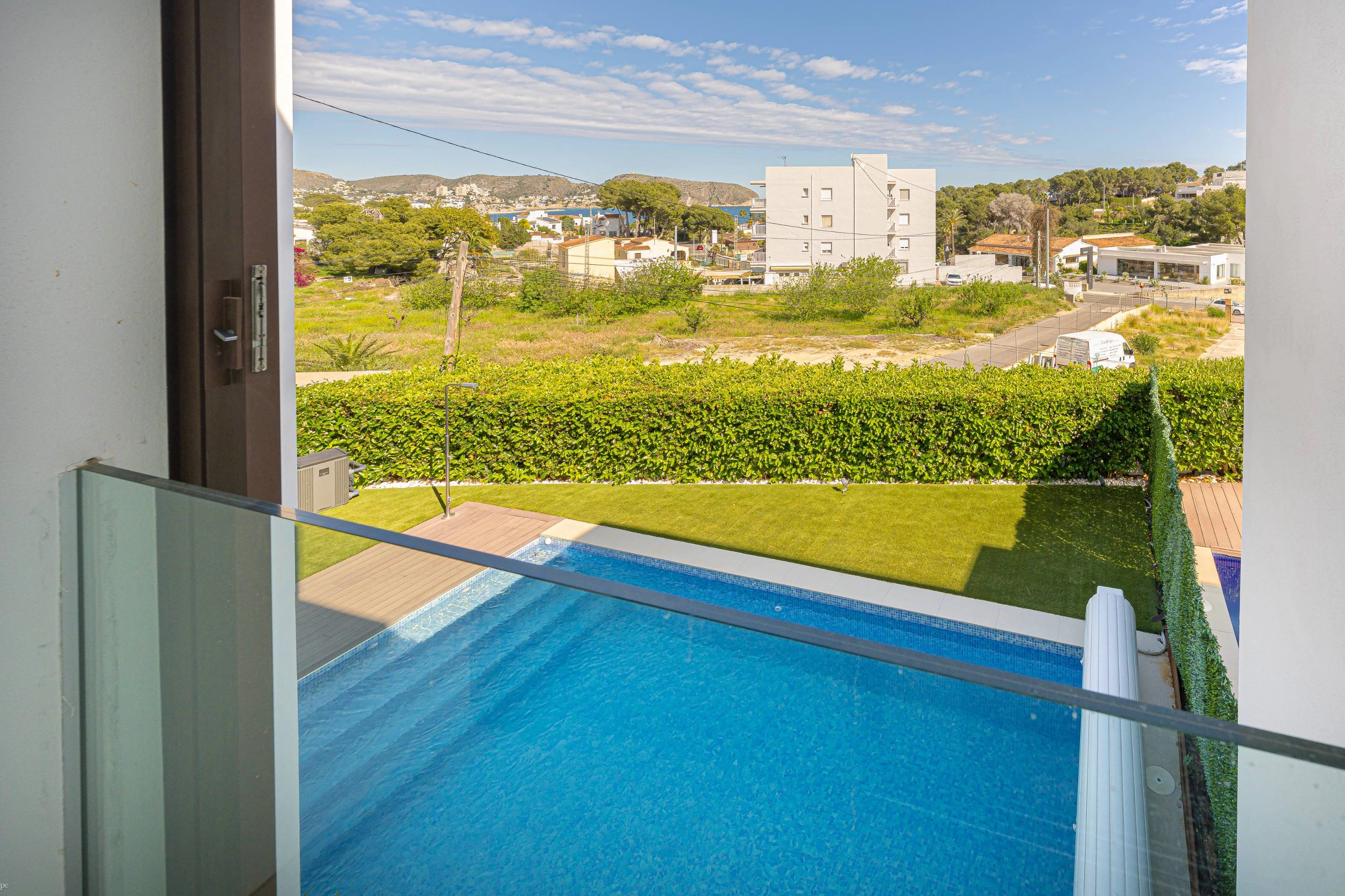 Villa Galera. Villa moderna en venta en Moraira con vistas al mar y a pocos pasos de la playa.