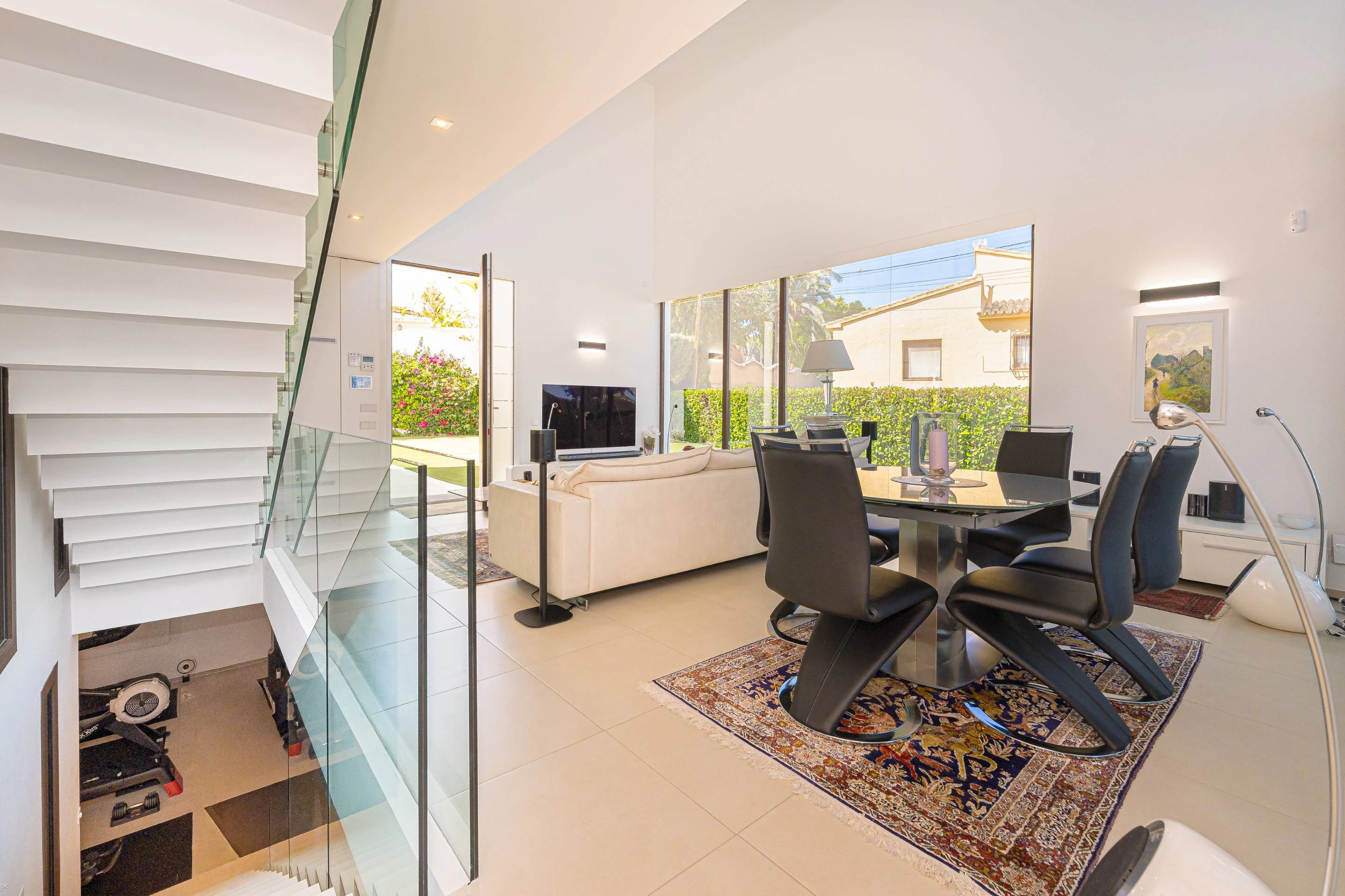 Villa Galera. Villa moderna en venta en Moraira con vistas al mar y a pocos pasos de la playa.
