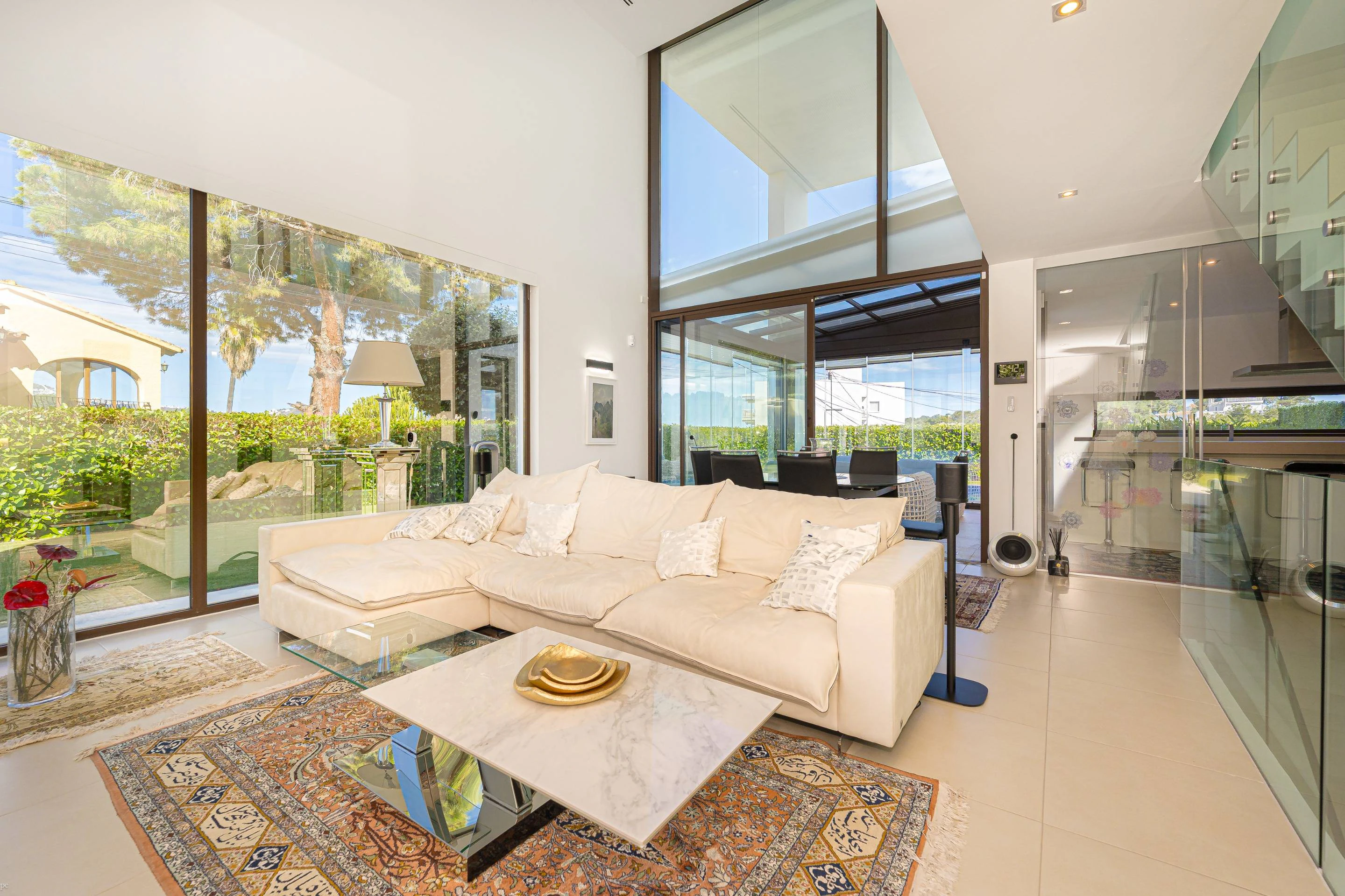 Villa Galera. Villa moderna en venta en Moraira con vistas al mar y a pocos pasos de la playa.