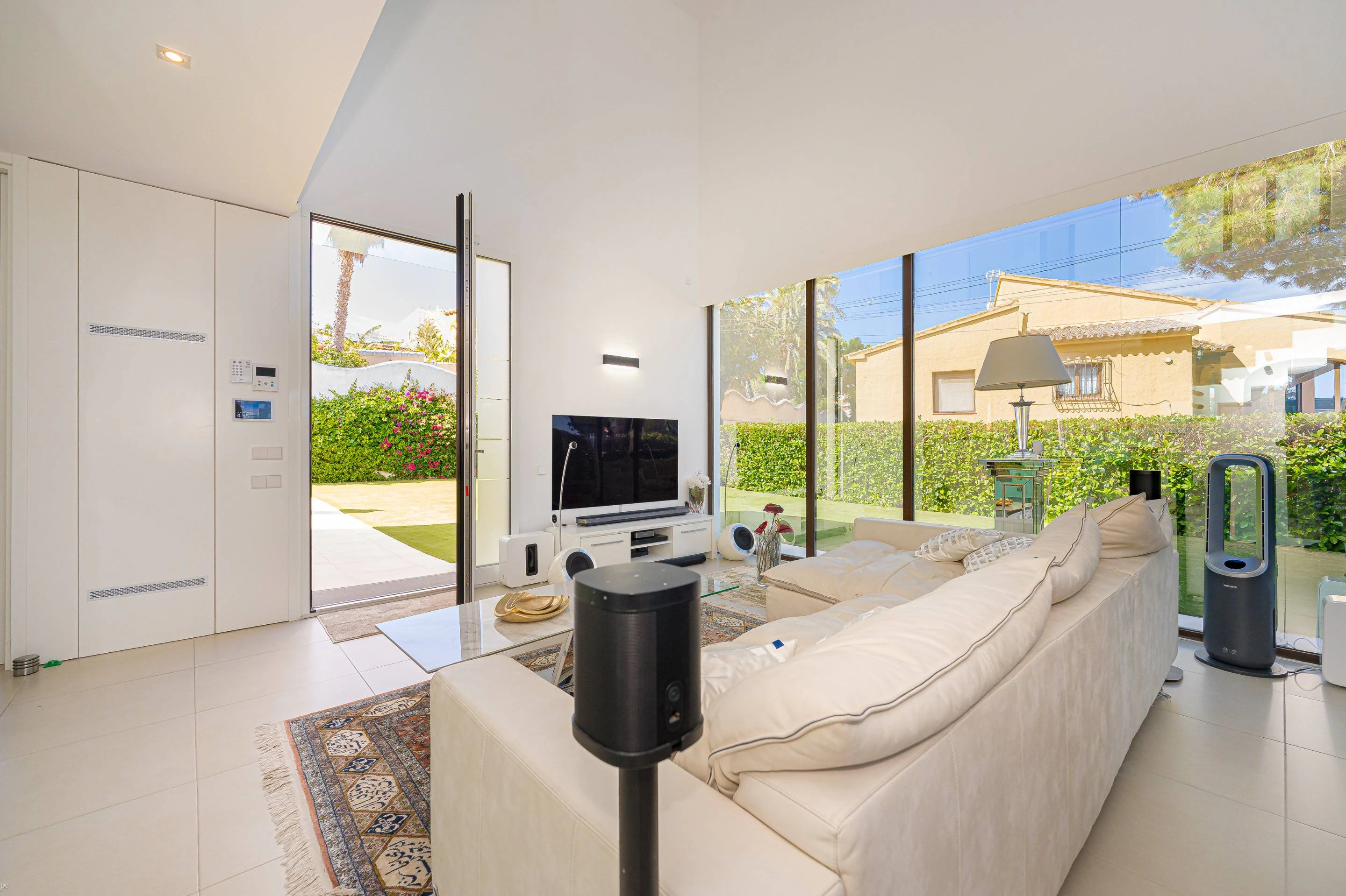 Villa Galera. Villa moderna en venta en Moraira con vistas al mar y a pocos pasos de la playa.