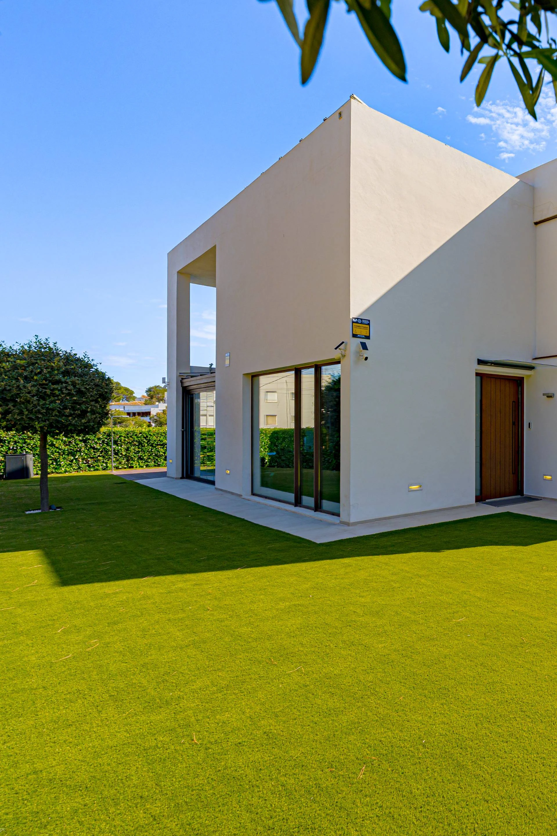 Villa Galera. Villa moderna en venta en Moraira con vistas al mar y a pocos pasos de la playa.