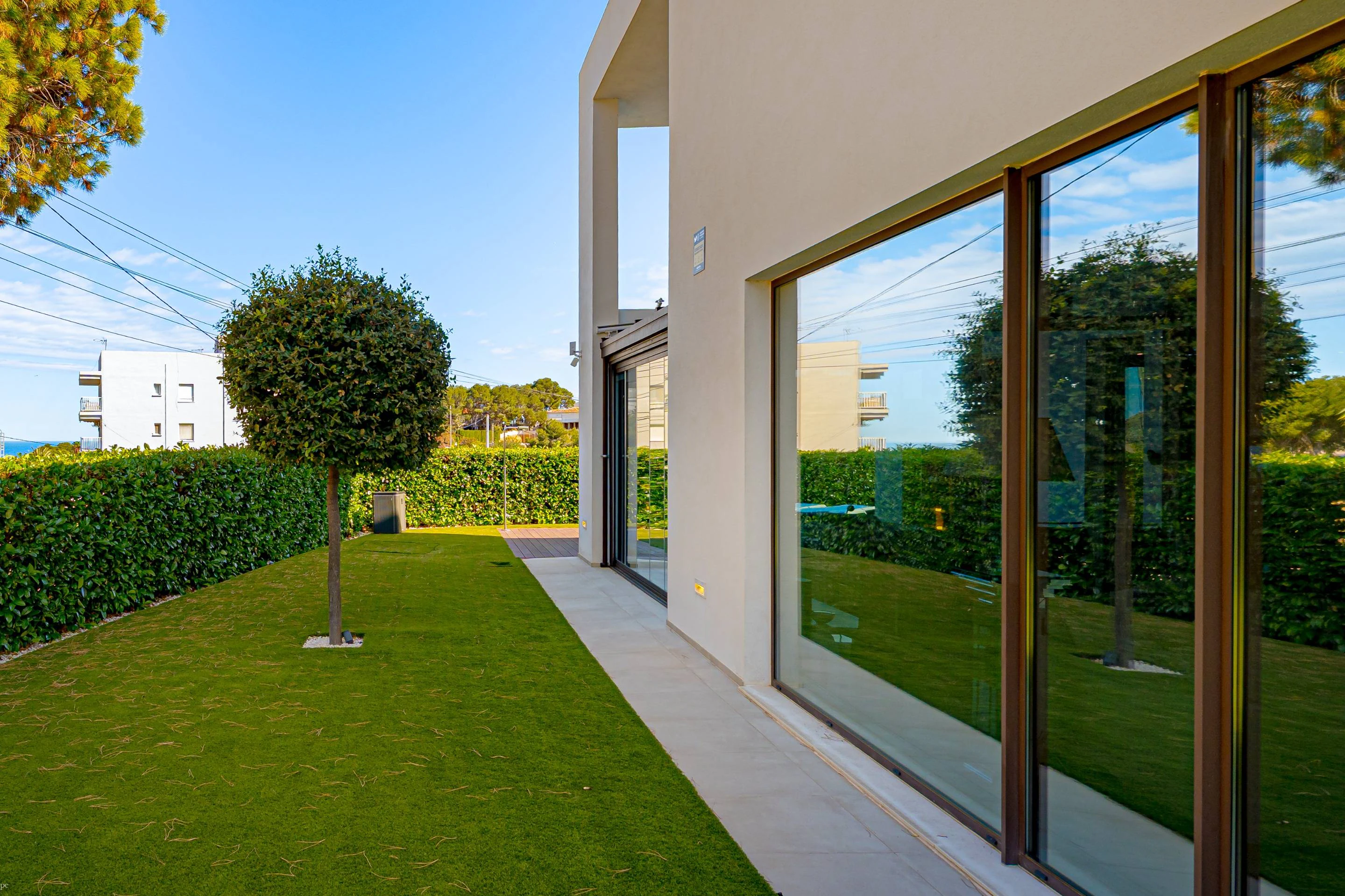 Villa Galera. Villa moderna en venta en Moraira con vistas al mar y a pocos pasos de la playa.