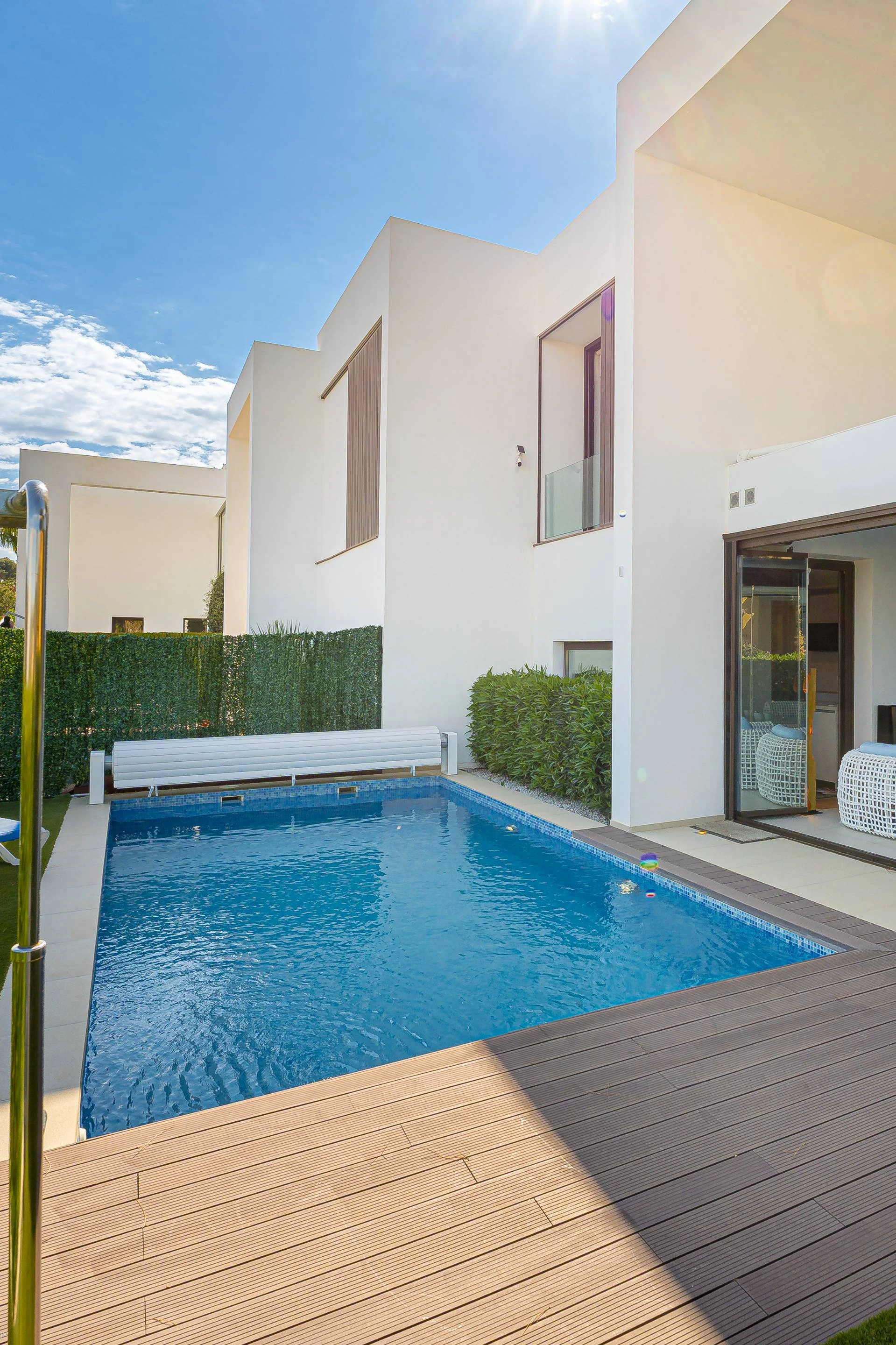 Villa Galera. Villa moderna en venta en Moraira con vistas al mar y a pocos pasos de la playa.