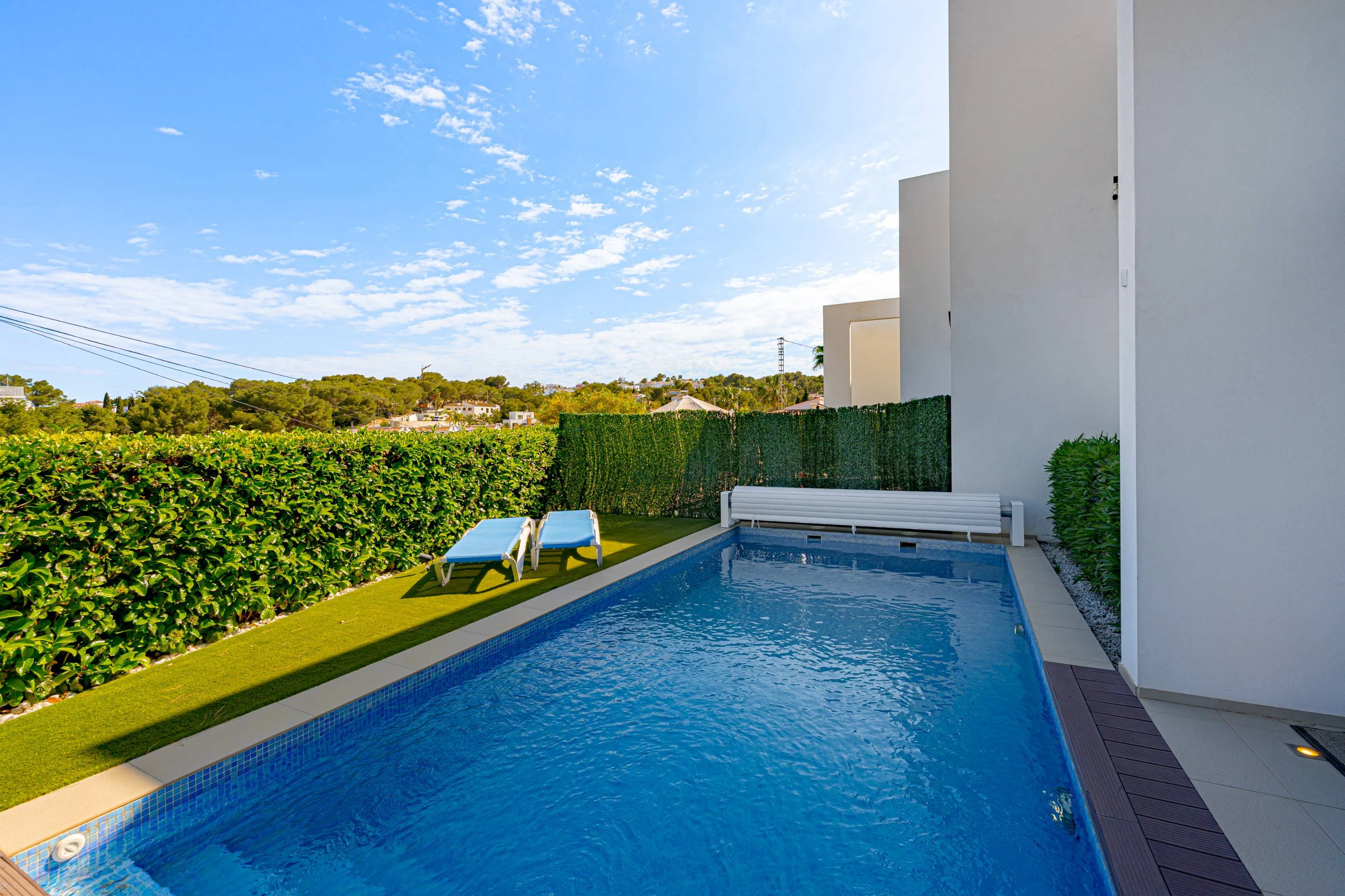Villa Galera. Villa moderna en venta en Moraira con vistas al mar y a pocos pasos de la playa.