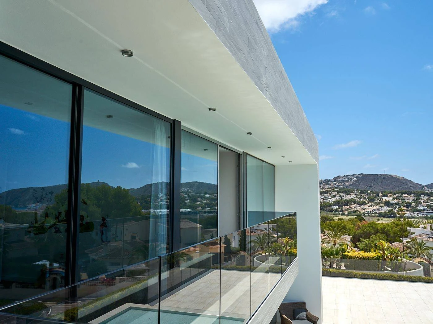 Villa Enebro. Extraordinaria villa en Moraira con orientación Sur y vistas al mar. Costa Blanca.