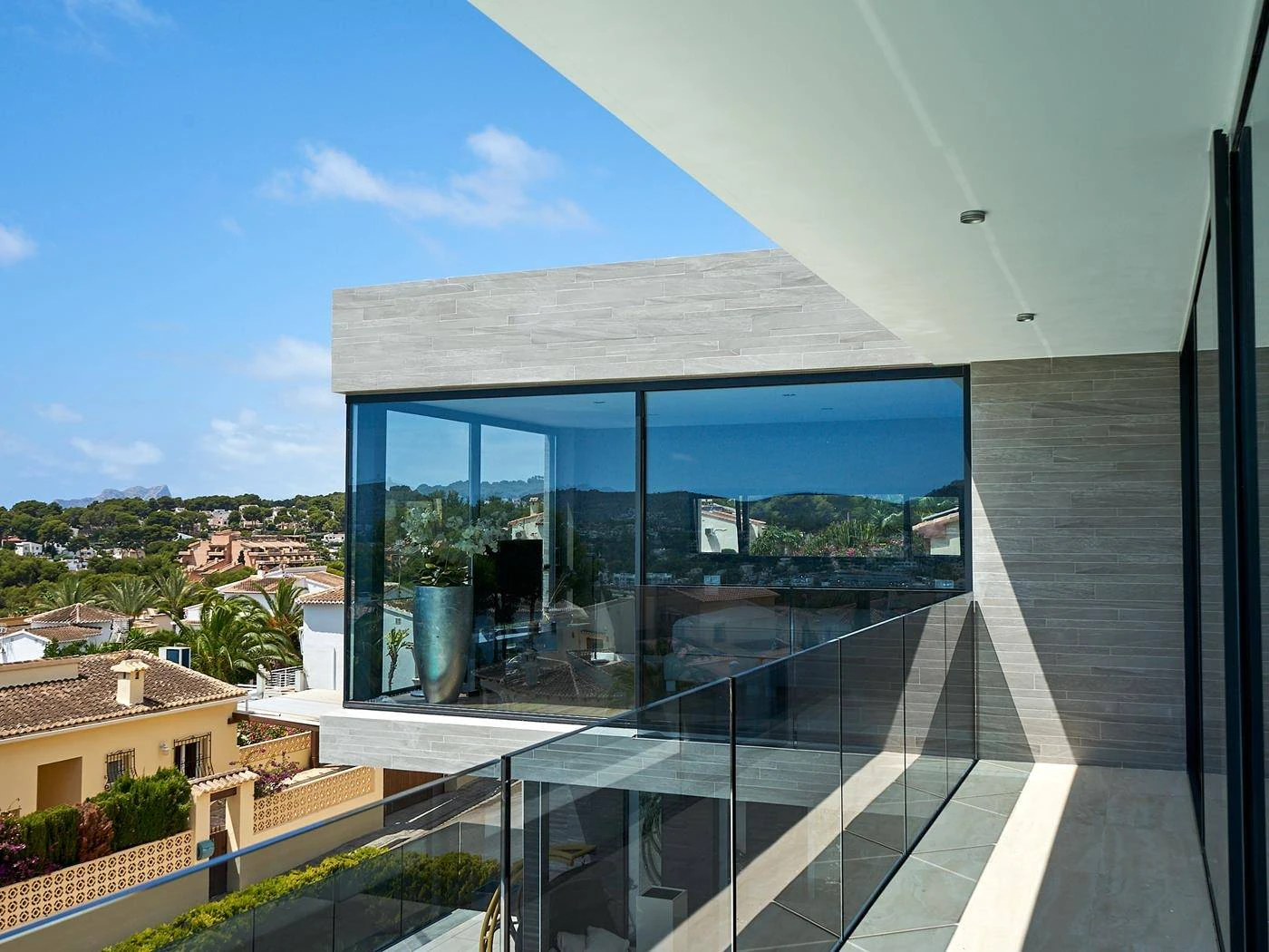 Villa Enebro. Extraordinaria villa en Moraira con orientación Sur y vistas al mar. Costa Blanca.
