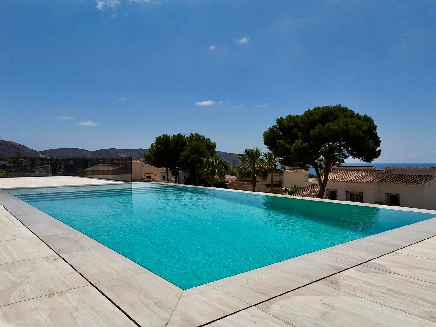 Villa Enebro. Extraordinaria villa en Moraira con orientación Sur y vistas al mar. Costa Blanca.