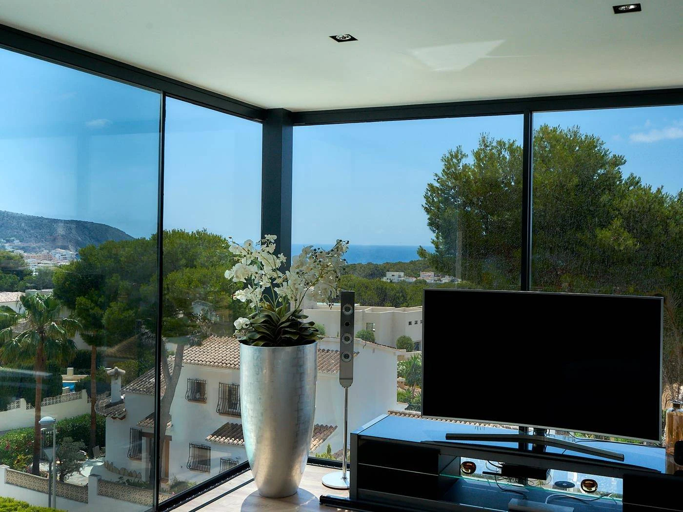 Villa Enebro. Extraordinaria villa en Moraira con orientación Sur y vistas al mar. Costa Blanca.