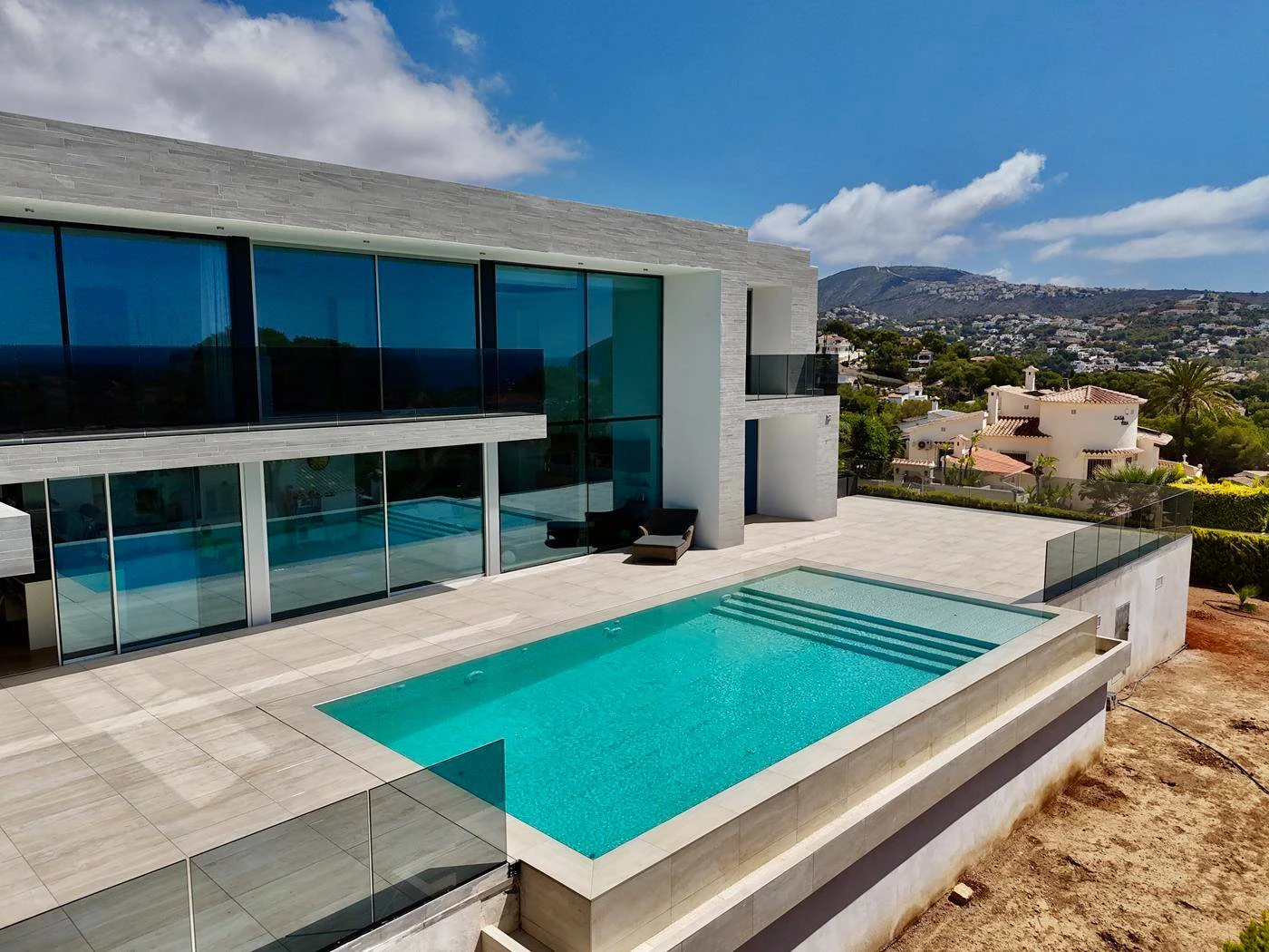 Villa Enebro. Extraordinaria villa en Moraira con orientación Sur y vistas al mar. Costa Blanca.