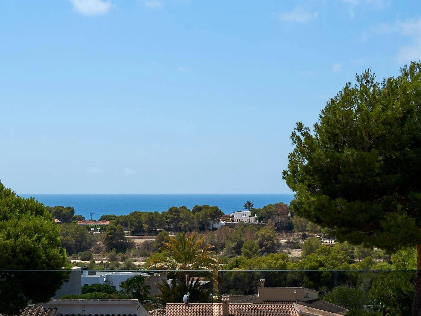 Villa Enebro. Extraordinaria villa en Moraira con orientación Sur y vistas al mar. Costa Blanca.