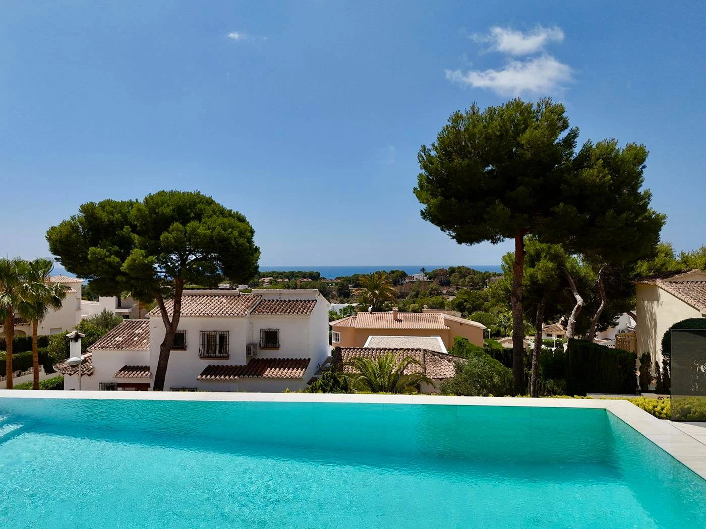 Villa Enebro. Extraordinaria villa en Moraira con orientación Sur y vistas al mar. Costa Blanca.