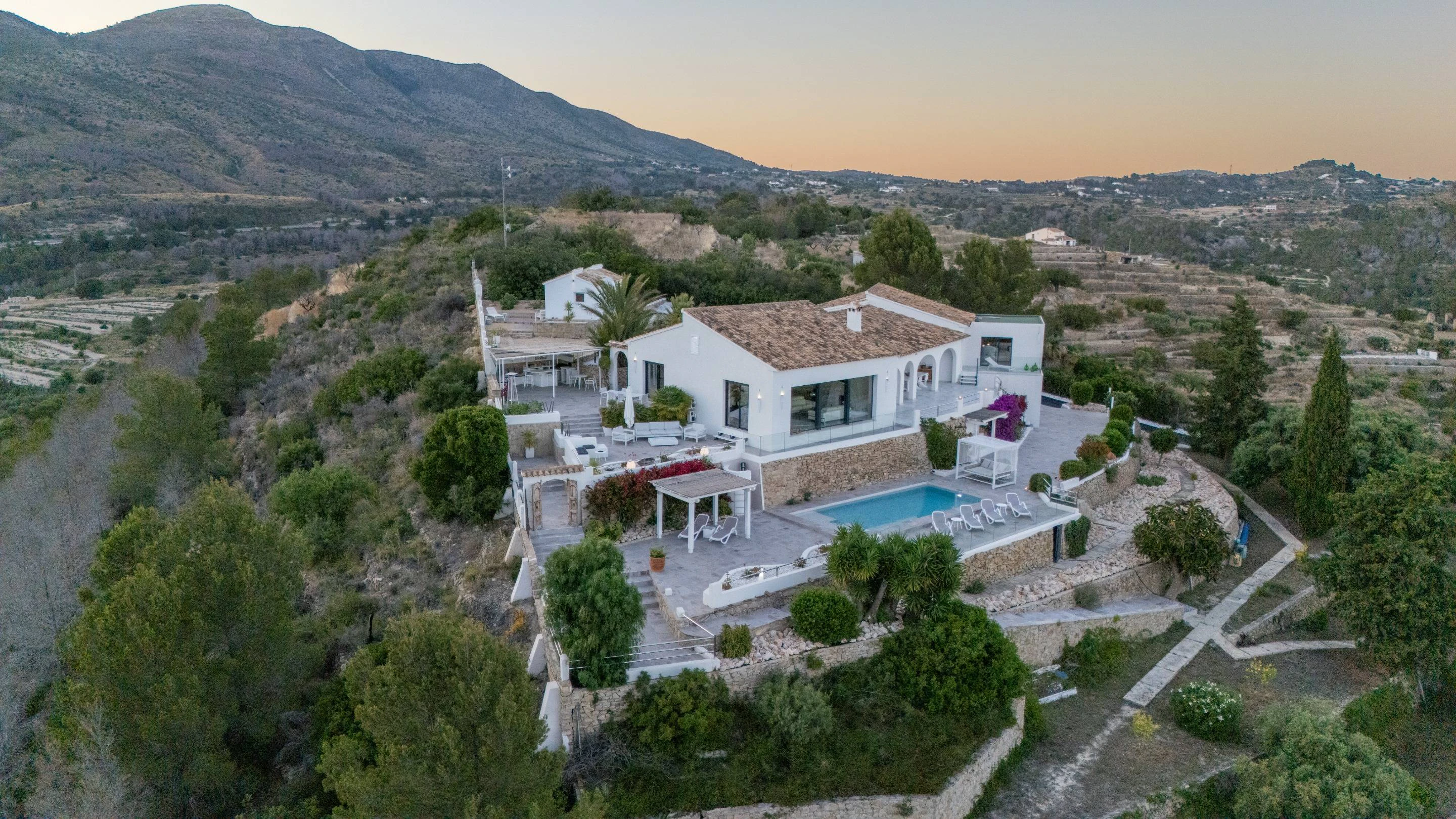 Villa Bernia. Un paraíso en la montaña con vistas al mar en venta en Benissa.