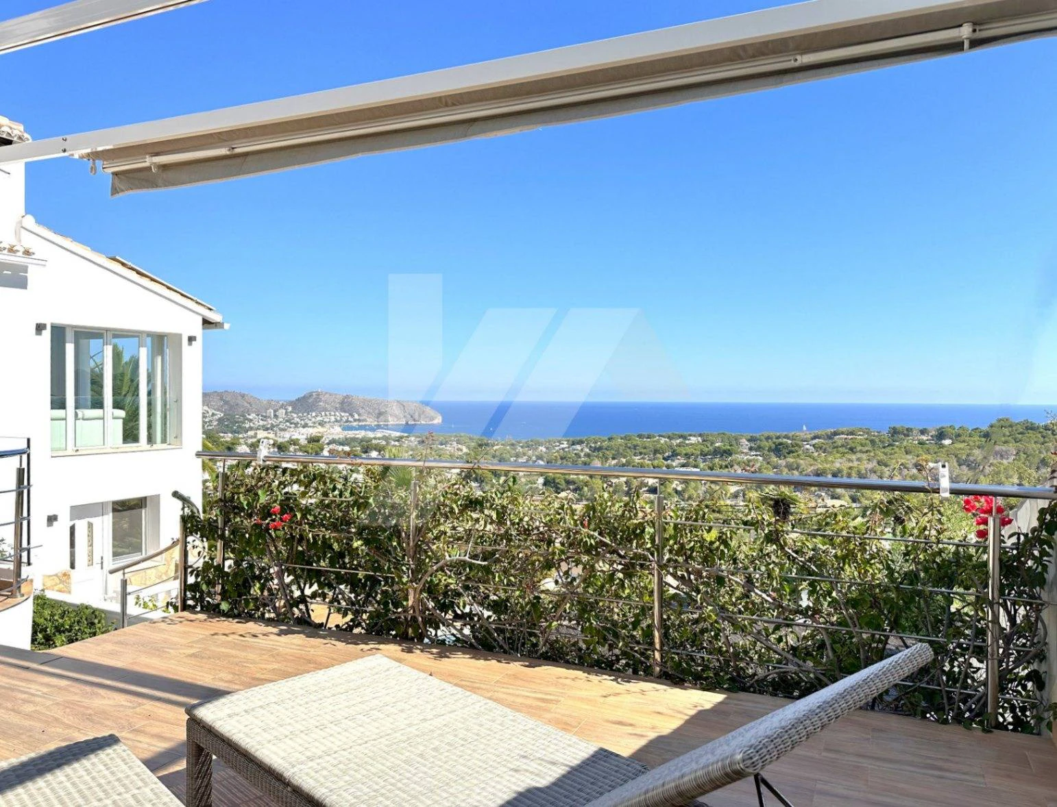 Villa Mirador. Villa en venta en Moraira con vistas panorámicas al mar.