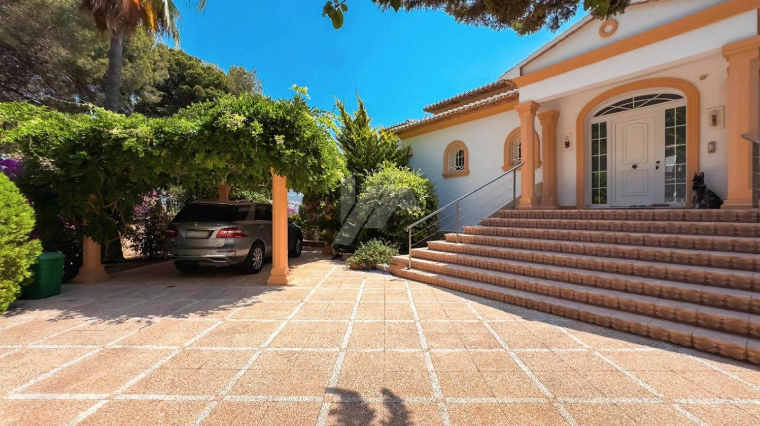 NC6689 - Villa Oliva. Luxe villa te koop in Moraira met een groot perceel en uitzicht op zee.