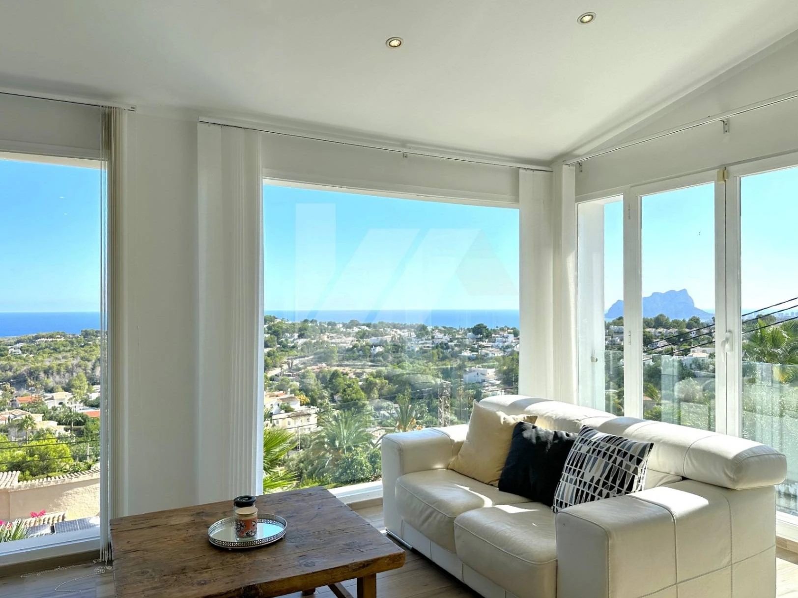 Villa Mirador. Villa en venta en Moraira con vistas panorámicas al mar.