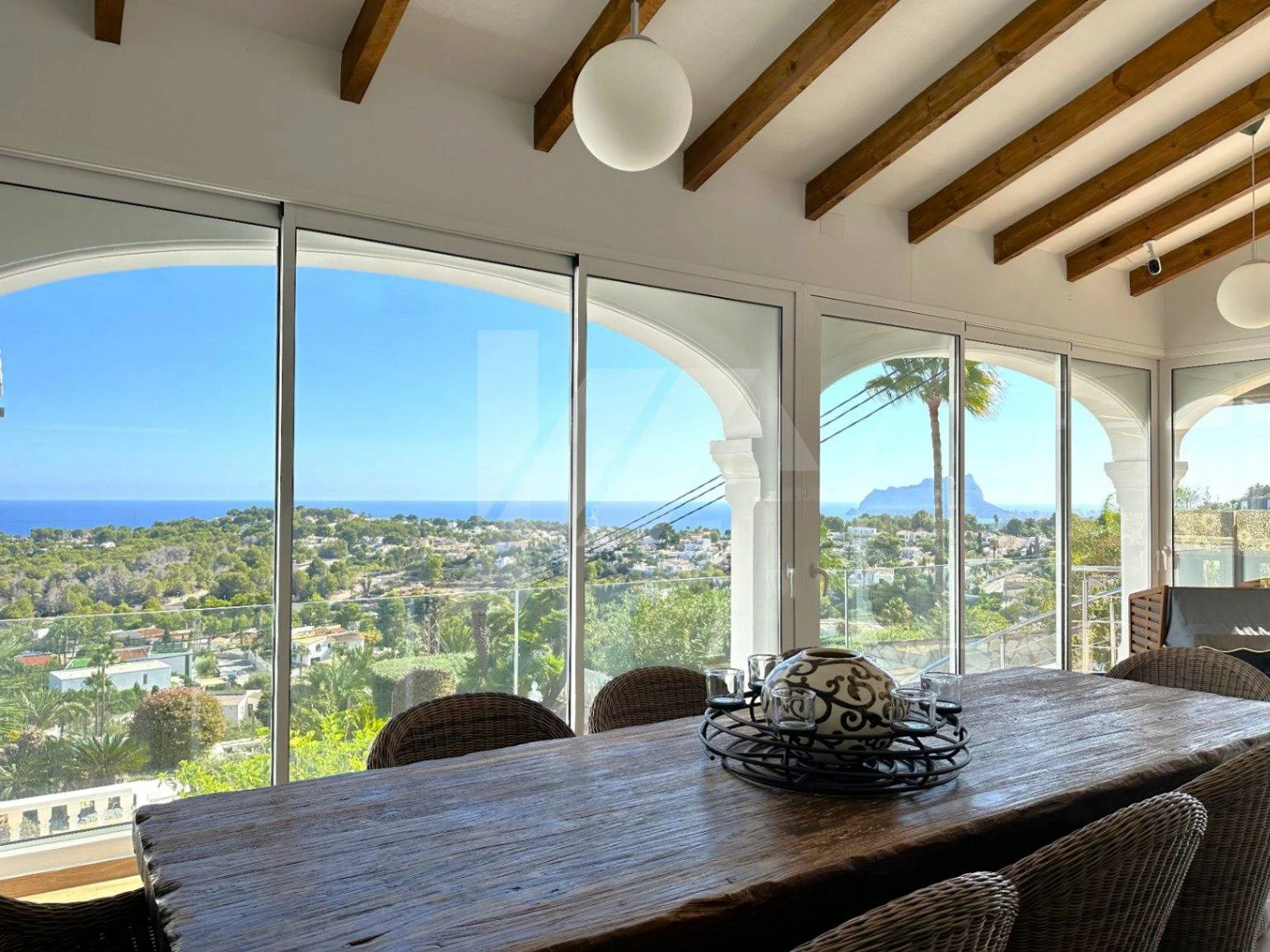 Villa Mirador. Villa en venta en Moraira con vistas panorámicas al mar.