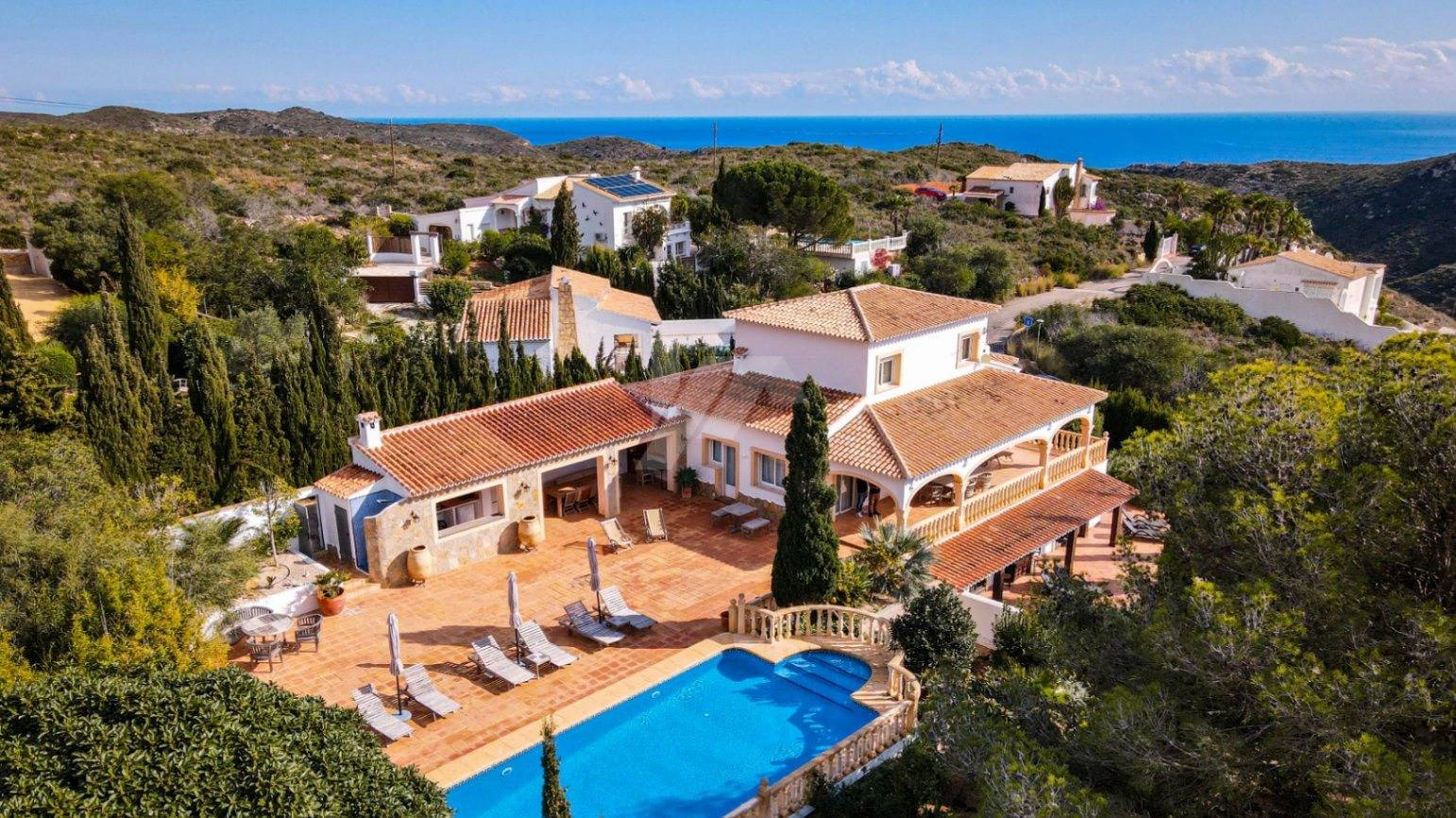Villa Girasol. Villa double à vendre à Cumbres del Sol, Benitachell, avec vue sur mer.