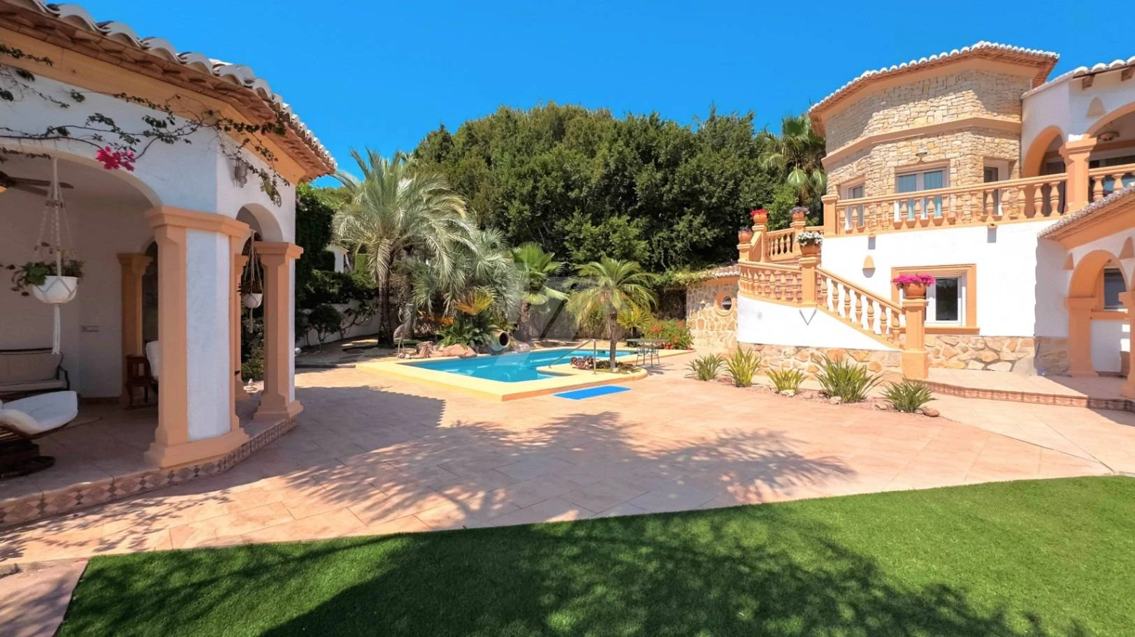 NC6689 - Villa Oliva. Luxe villa te koop in Moraira met een groot perceel en uitzicht op zee.