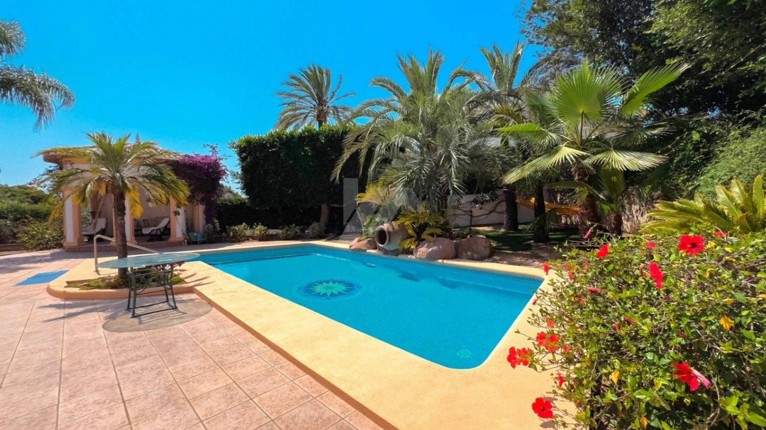 NC6689 - Villa Oliva. Luxe villa te koop in Moraira met een groot perceel en uitzicht op zee.