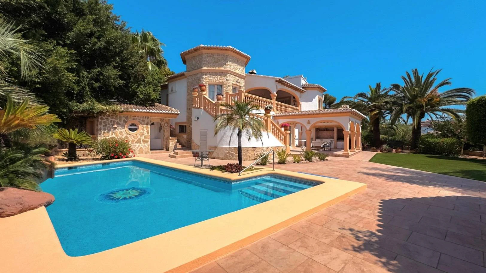 NC6689 - Villa Oliva. Luxe villa te koop in Moraira met een groot perceel en uitzicht op zee.