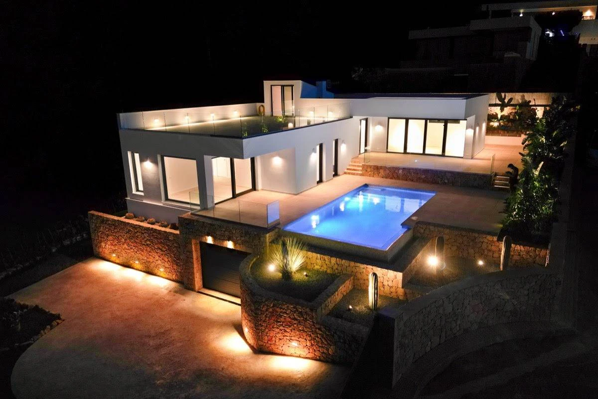 NC6636 - Villa Montgomar - Indrukwekkende nieuwe luxe villa te koop in Denia met uitzicht op zee en klaar om van te genieten!