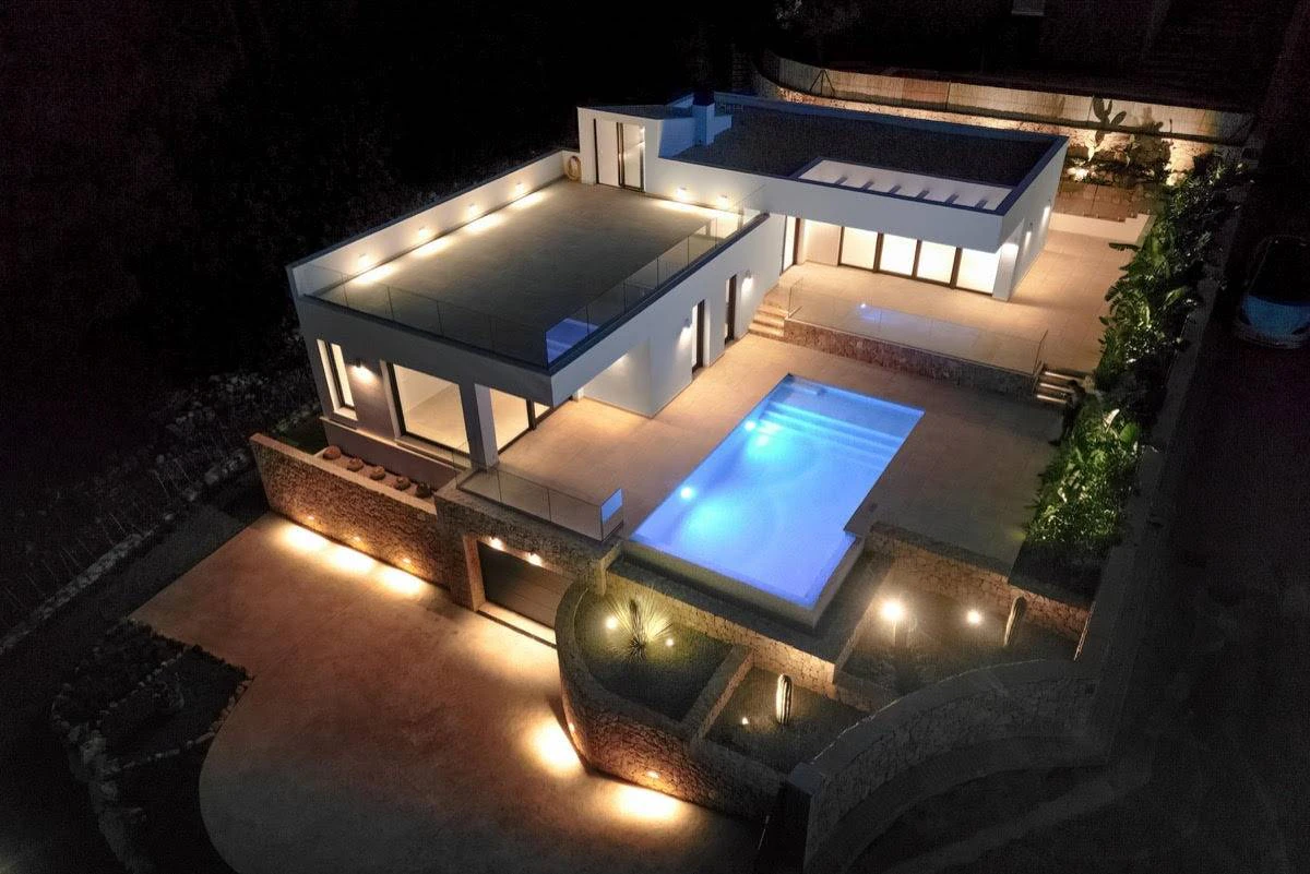 NC6636 - Villa Montgomar - Indrukwekkende nieuwe luxe villa te koop in Denia met uitzicht op zee en klaar om van te genieten!