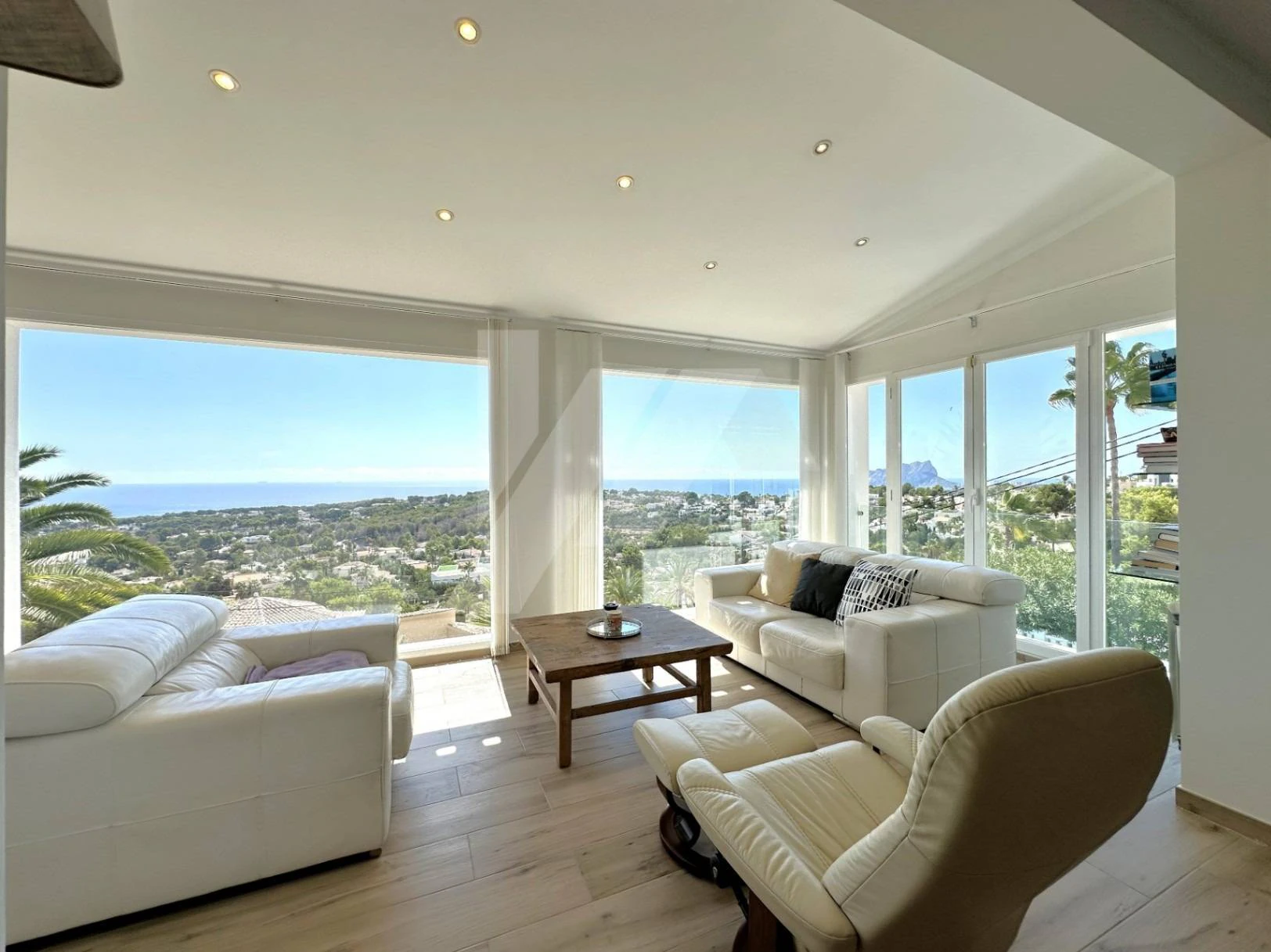 Villa Mirador. Villa en venta en Moraira con vistas panorámicas al mar.