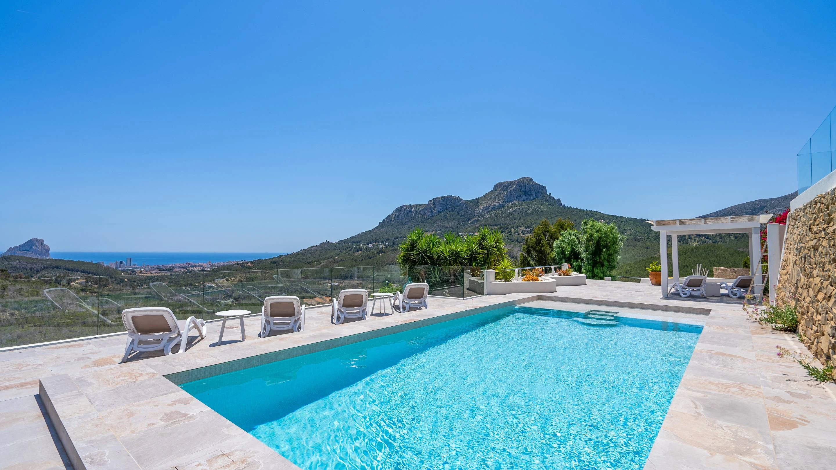 Villa Bernia. Un paraíso en la montaña con vistas al mar en venta en Benissa.