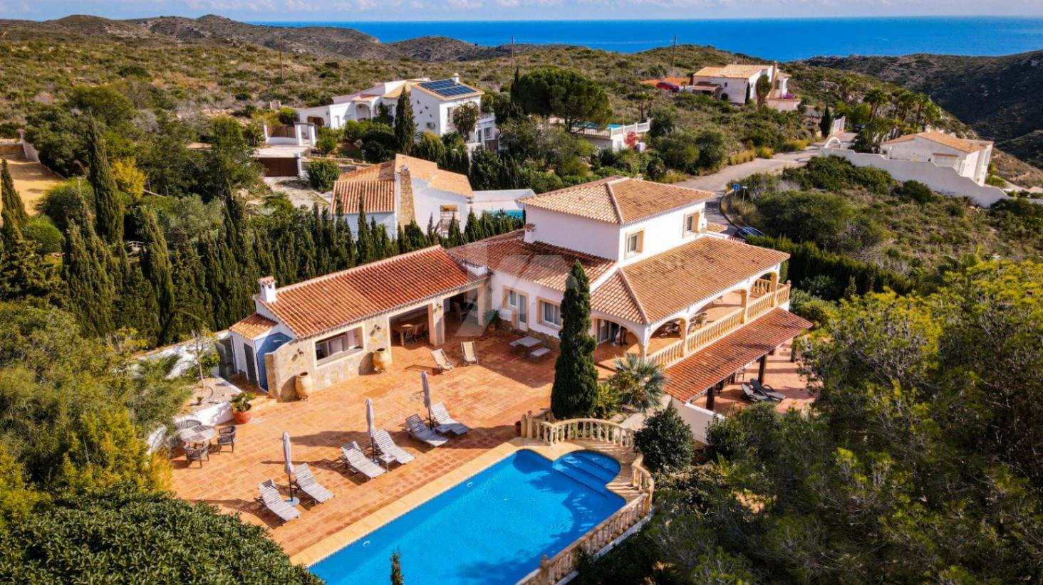 Villa Girasol. Villa double à vendre à Cumbres del Sol, Benitachell, avec vue sur mer.