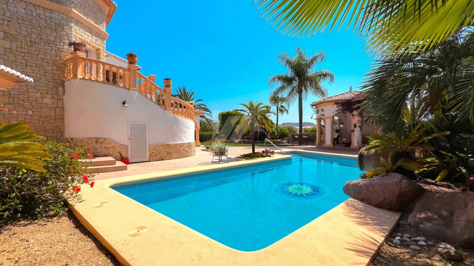 NC6689 - Villa Oliva. Luxe villa te koop in Moraira met een groot perceel en uitzicht op zee.