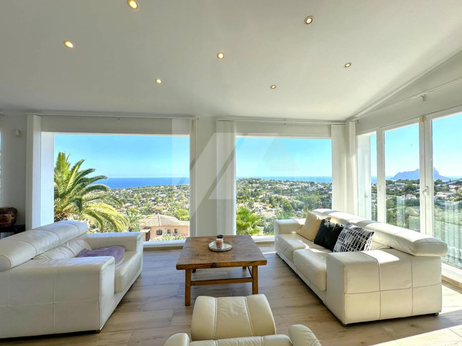 Villa Mirador. Villa en venta en Moraira con vistas panorámicas al mar.