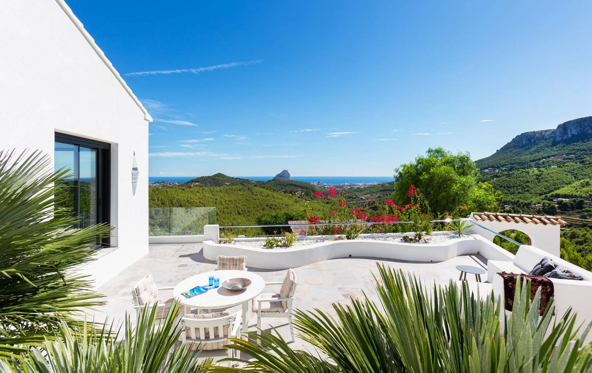 Villa Bernia. Un paraíso en la montaña con vistas al mar en venta en Benissa.