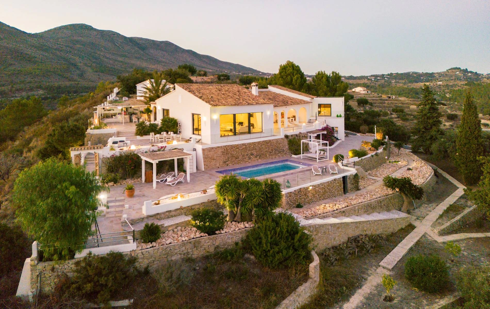 Villa Bernia. Un paraíso en la montaña con vistas al mar en venta en Benissa.