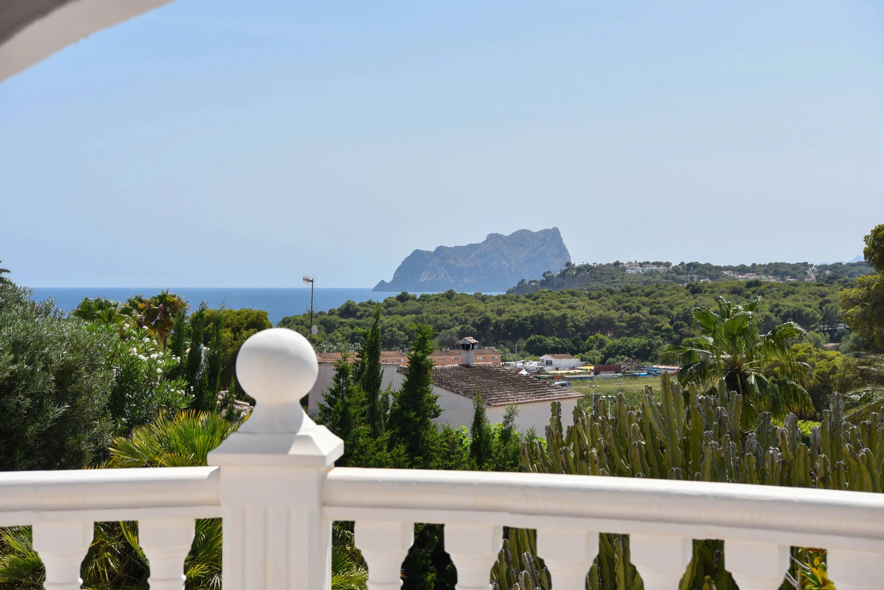 Villa Blanca Vista - Elegante villa mediterránea a la venta en Moraira