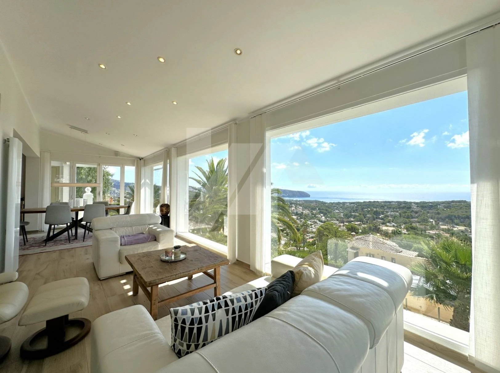 Villa Mirador. Villa en venta en Moraira con vistas panorámicas al mar.